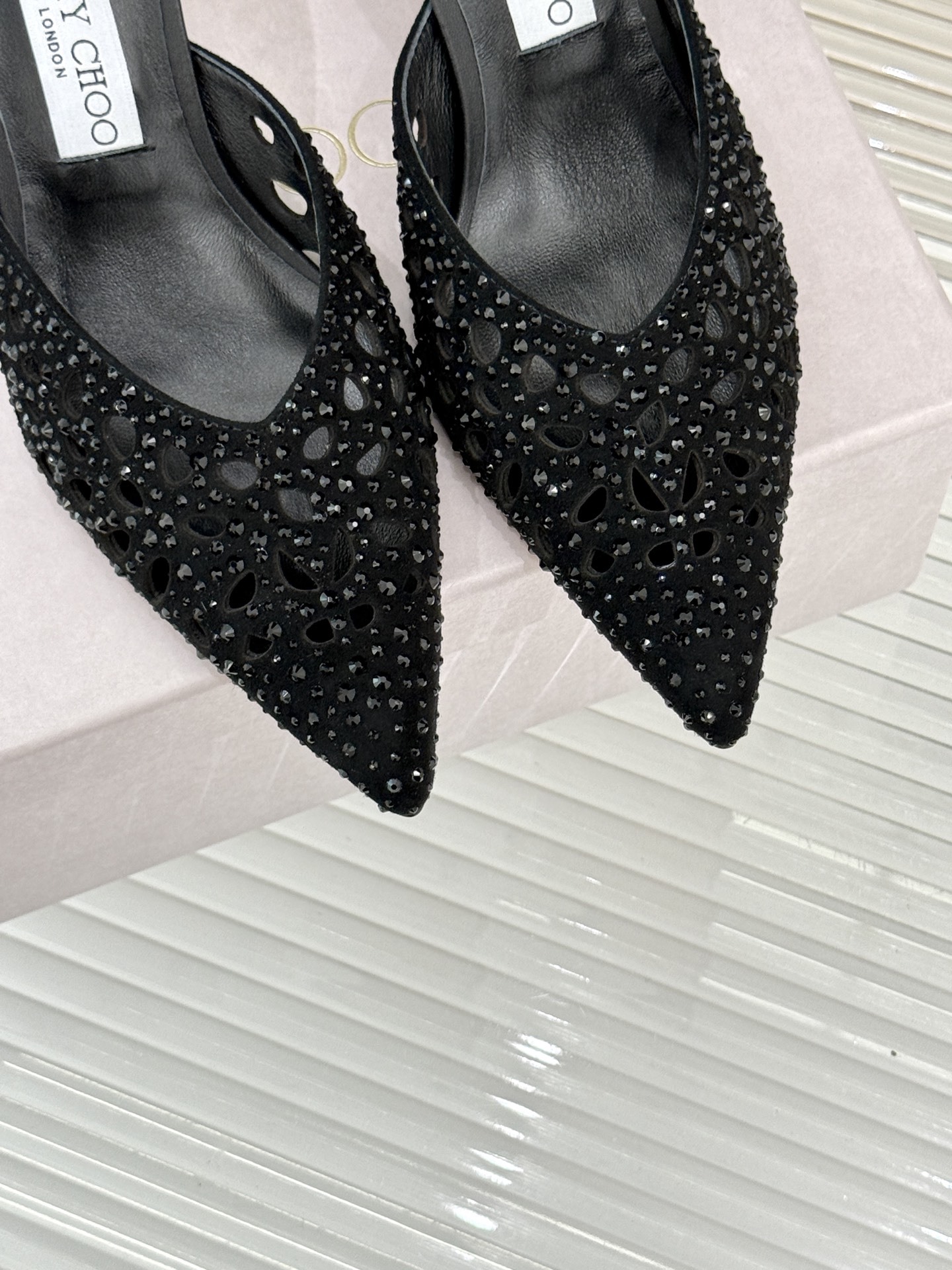 Jimmy Choo|吉米周25ss秋季新品
镂空水钻猫跟拖鞋
夏日浪漫 被这双水钻拖鞋狠狠拿捏!
鞋