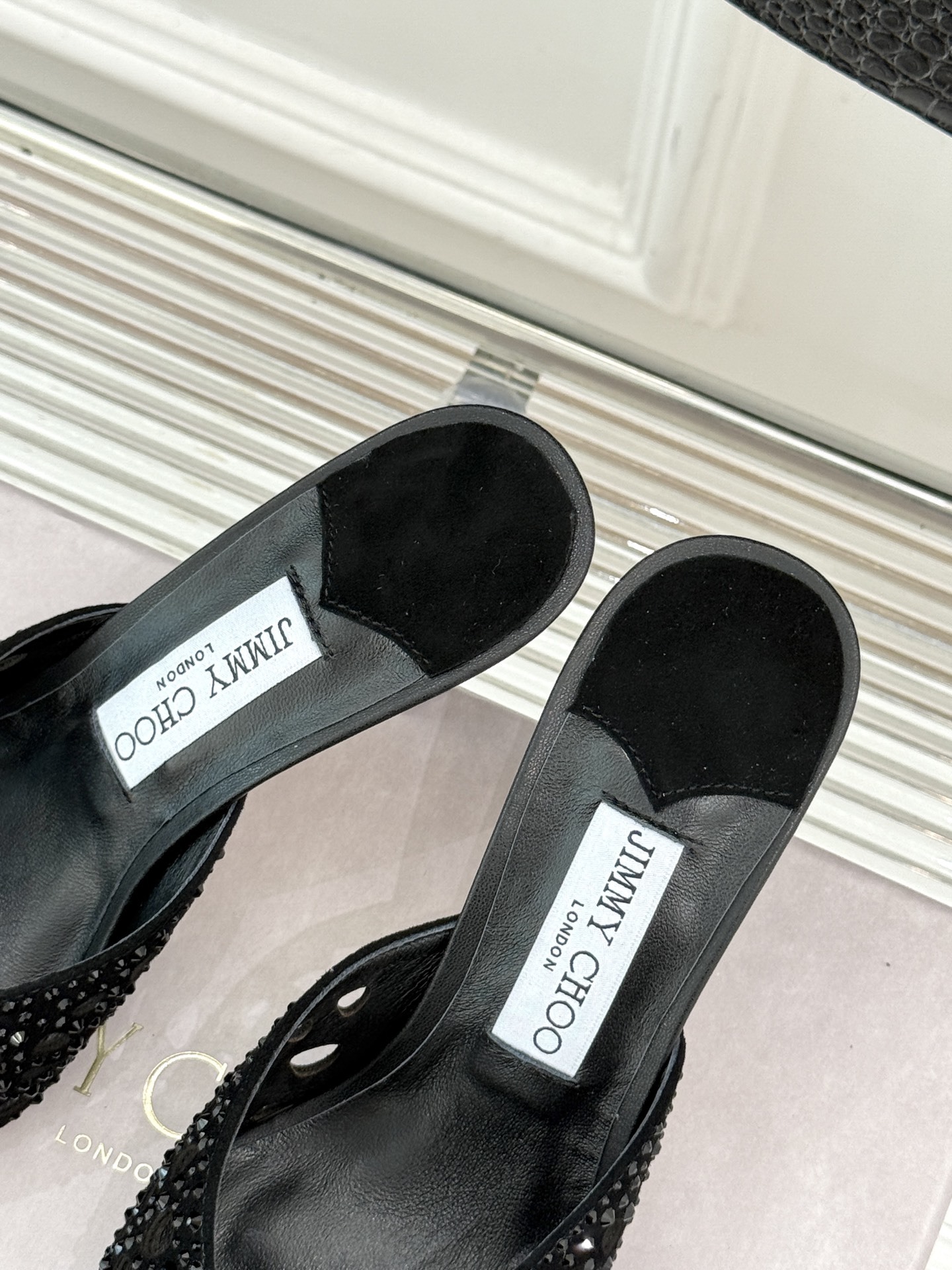 Jimmy Choo|吉米周25ss秋季新品
镂空水钻猫跟拖鞋
夏日浪漫 被这双水钻拖鞋狠狠拿捏!
鞋