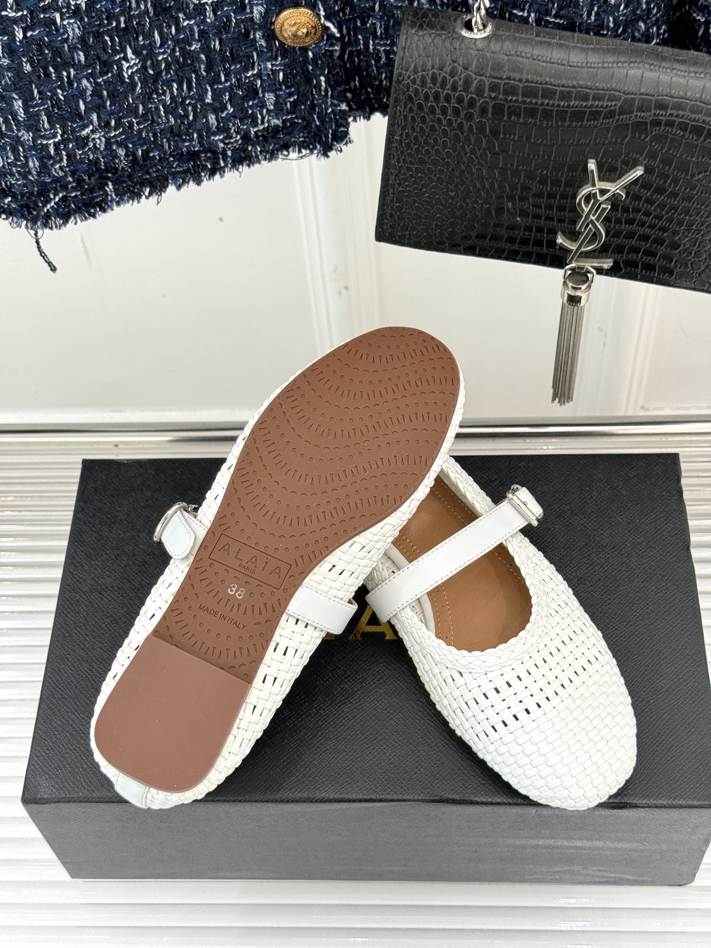 
ALAIA｜阿莱亚经典镂空编织玛丽珍鞋
每一处细节都彰显着法式精致。
独特的镂空编织工艺 似有若无地展