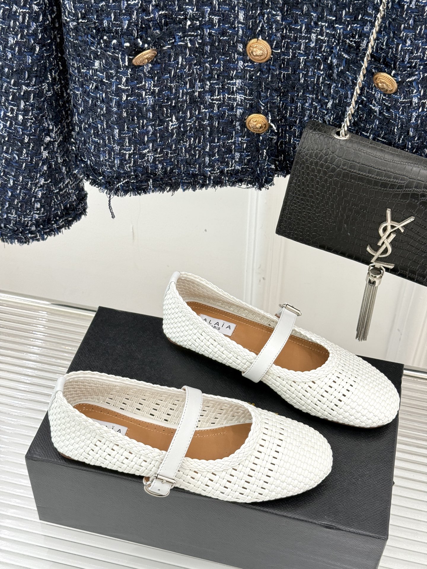 
ALAIA｜阿莱亚经典镂空编织玛丽珍鞋
每一处细节都彰显着法式精致。
独特的镂空编织工艺 似有若无地展