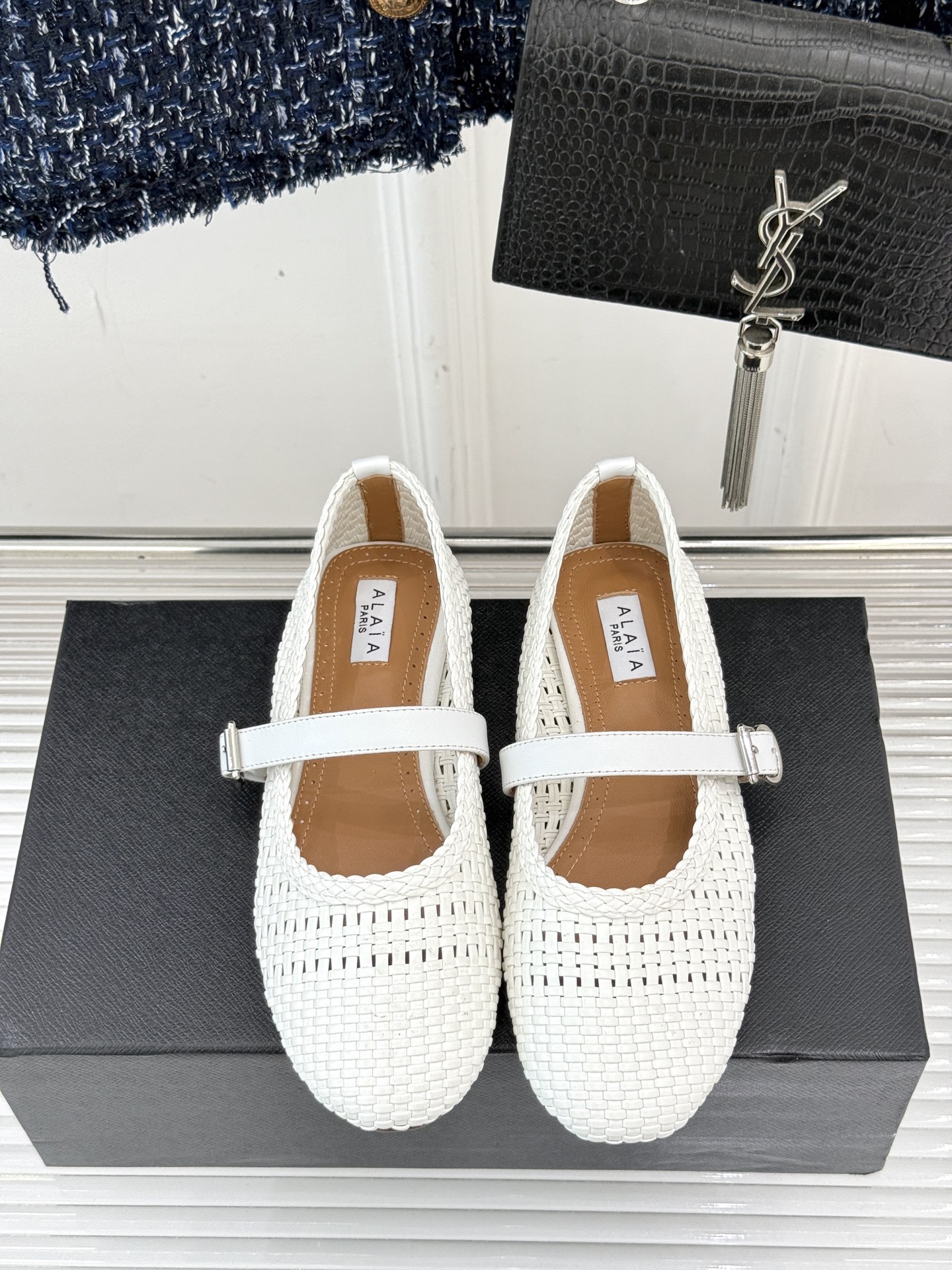 
ALAIA｜阿莱亚经典镂空编织玛丽珍鞋
每一处细节都彰显着法式精致。
独特的镂空编织工艺 似有若无地展