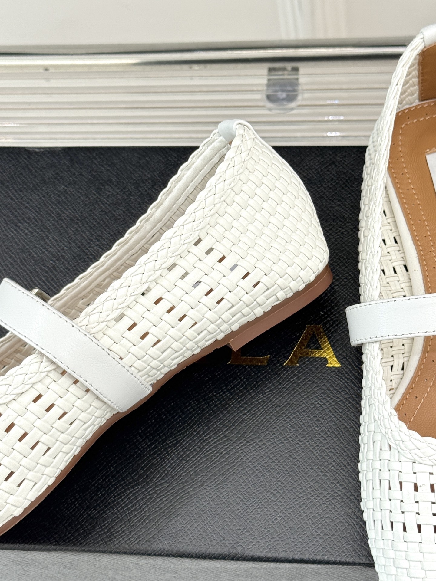 
ALAIA｜阿莱亚经典镂空编织玛丽珍鞋
每一处细节都彰显着法式精致。
独特的镂空编织工艺 似有若无地展