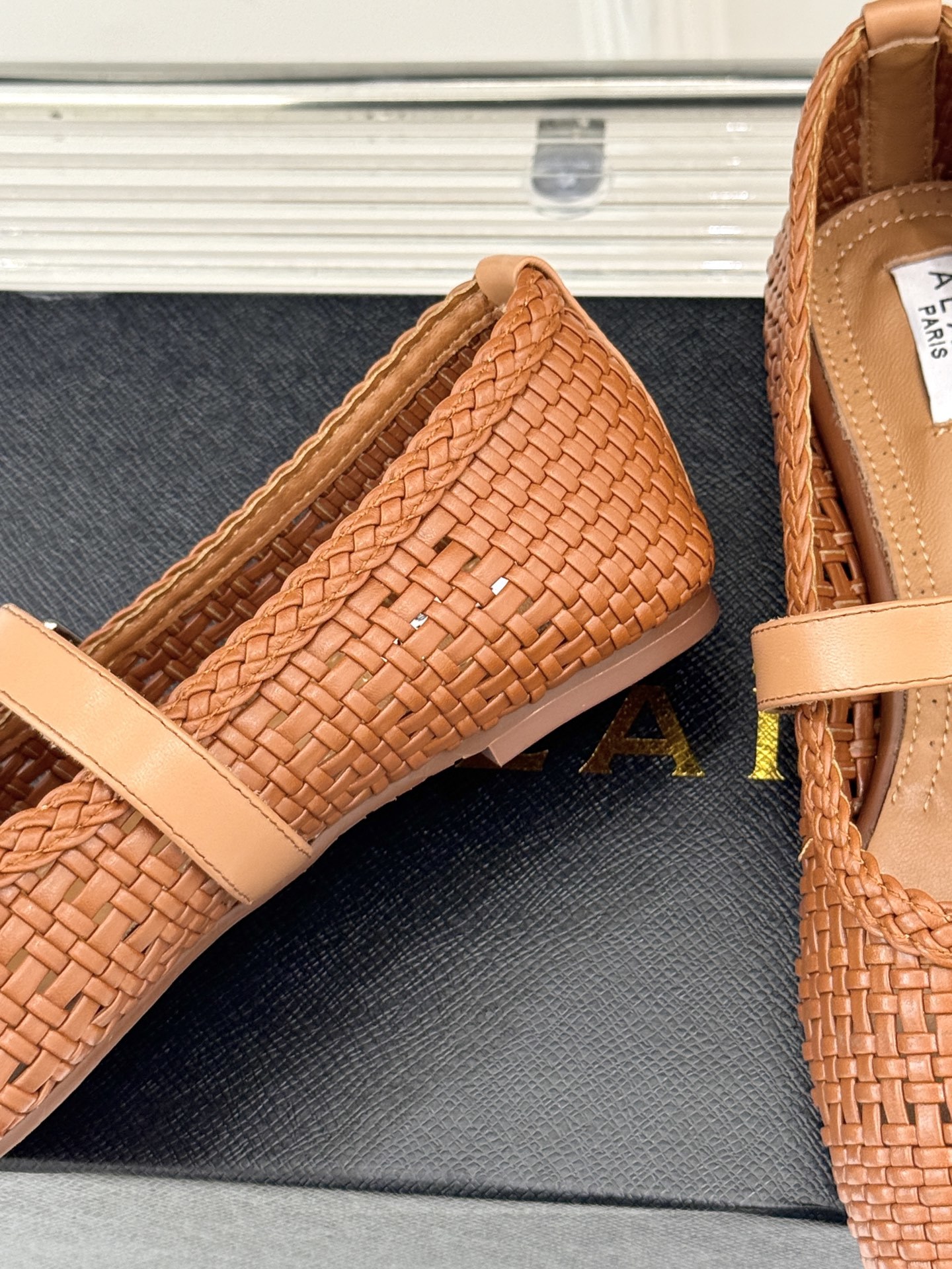 ALAIA|阿莱亚经典镂空编织玛丽珍鞋
每一处细节都彰显着法式精致。
独特的镂空编织工艺 似有若无地展