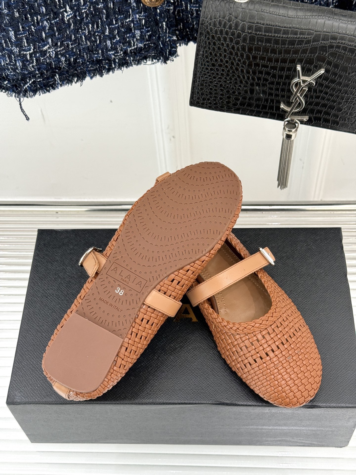 ALAIA|阿莱亚经典镂空编织玛丽珍鞋
每一处细节都彰显着法式精致。
独特的镂空编织工艺 似有若无地展