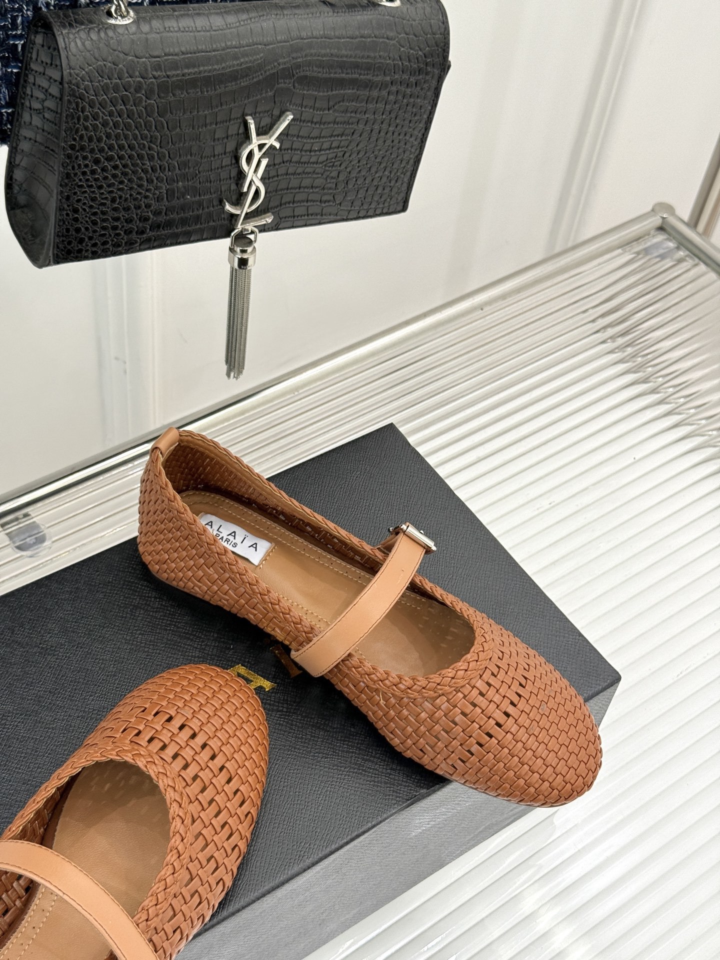 ALAIA|阿莱亚经典镂空编织玛丽珍鞋
每一处细节都彰显着法式精致。
独特的镂空编织工艺 似有若无地展