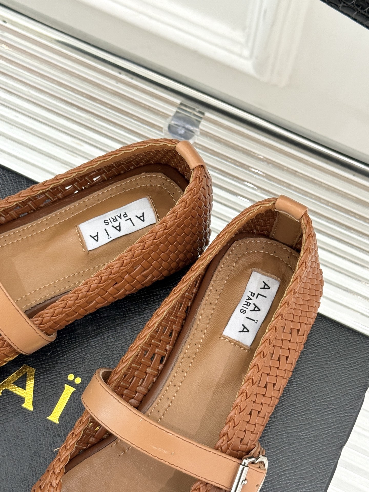ALAIA|阿莱亚经典镂空编织玛丽珍鞋
每一处细节都彰显着法式精致。
独特的镂空编织工艺 似有若无地展