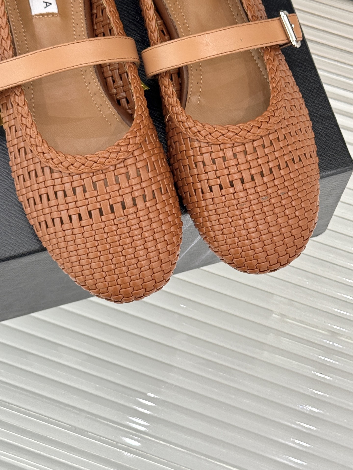 ALAIA|阿莱亚经典镂空编织玛丽珍鞋
每一处细节都彰显着法式精致。
独特的镂空编织工艺 似有若无地展