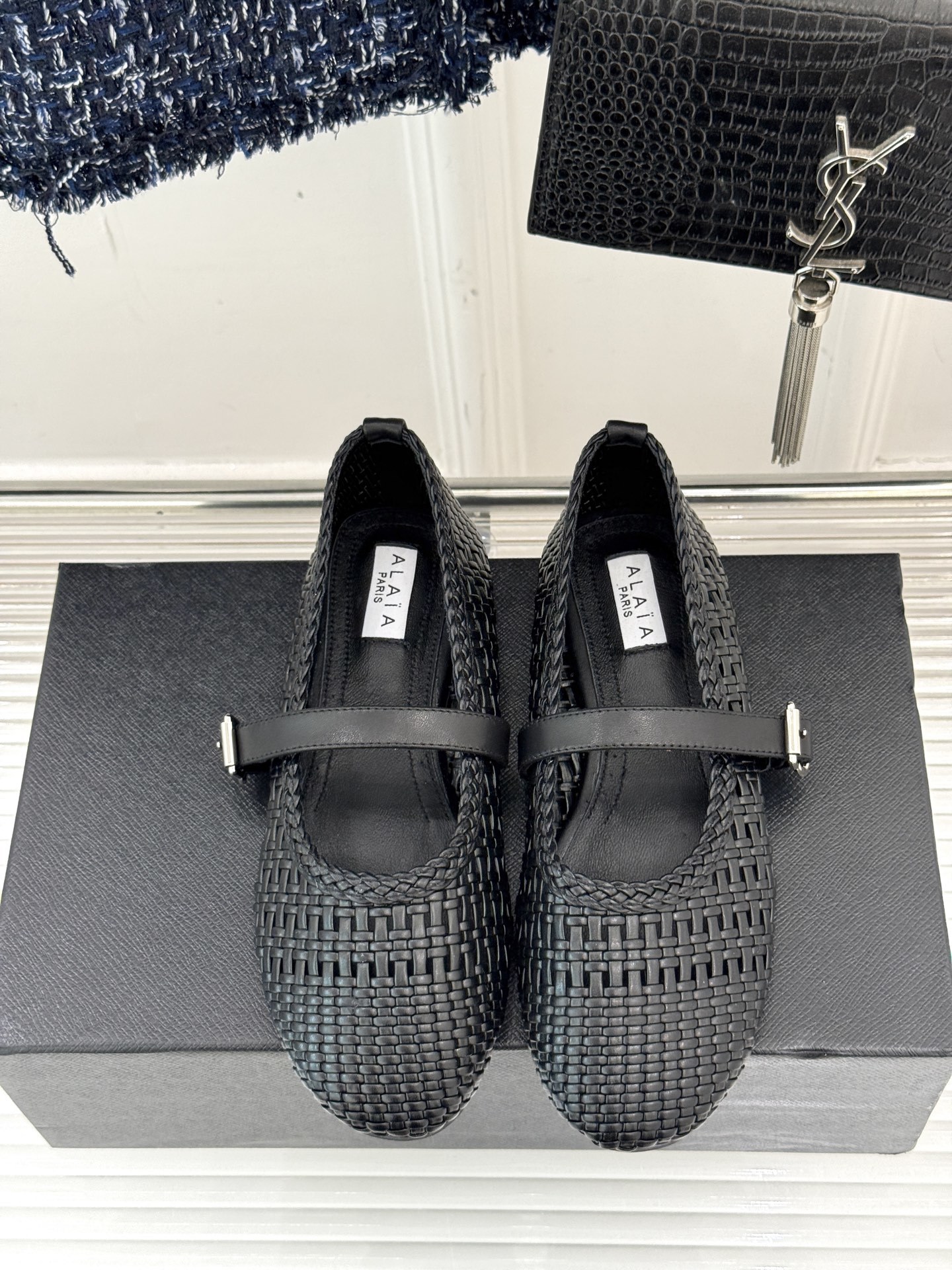 ALAIA|阿莱亚经典镂空编织玛丽珍鞋
每一处细节都彰显着法式精致。
独特的镂空编织工艺 似有若无地展
