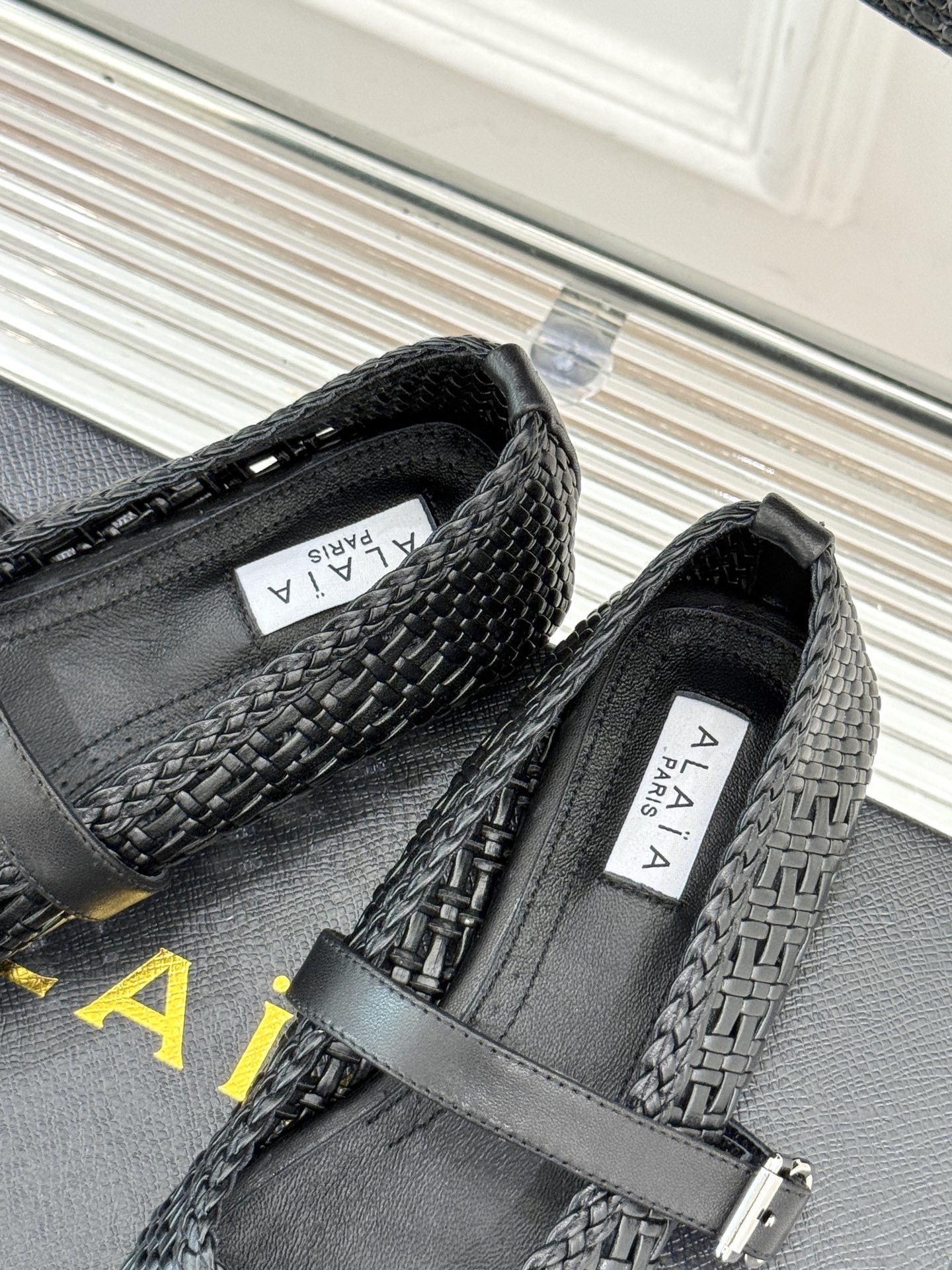 ALAIA|阿莱亚经典镂空编织玛丽珍鞋
每一处细节都彰显着法式精致。
独特的镂空编织工艺 似有若无地展