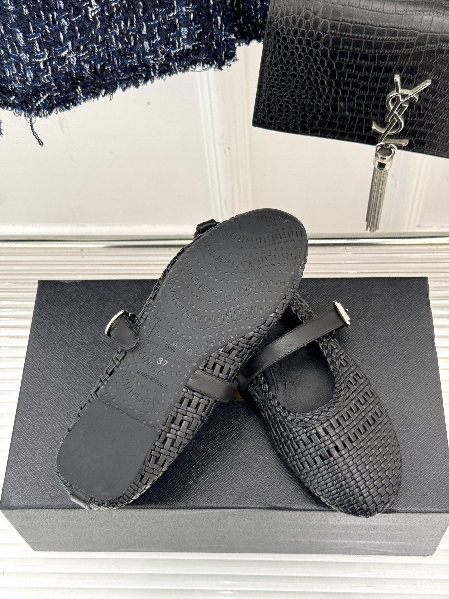ALAIA|阿莱亚经典镂空编织玛丽珍鞋
每一处细节都彰显着法式精致。
独特的镂空编织工艺 似有若无地展