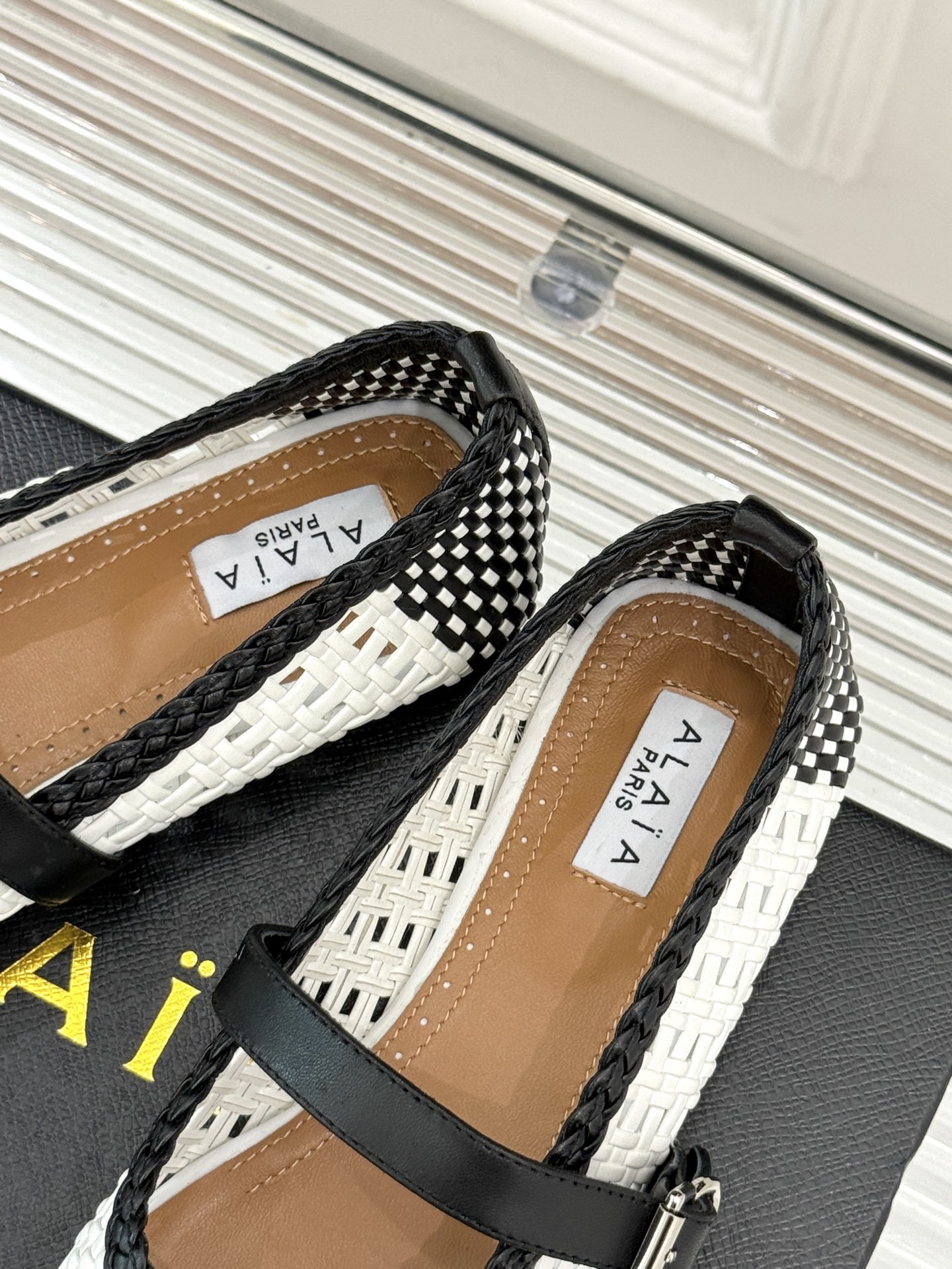 ALAIA|阿莱亚经典镂空编织玛丽珍鞋
每一处细节都彰显着法式精致。
独特的镂空编织工艺 似有若无地展
