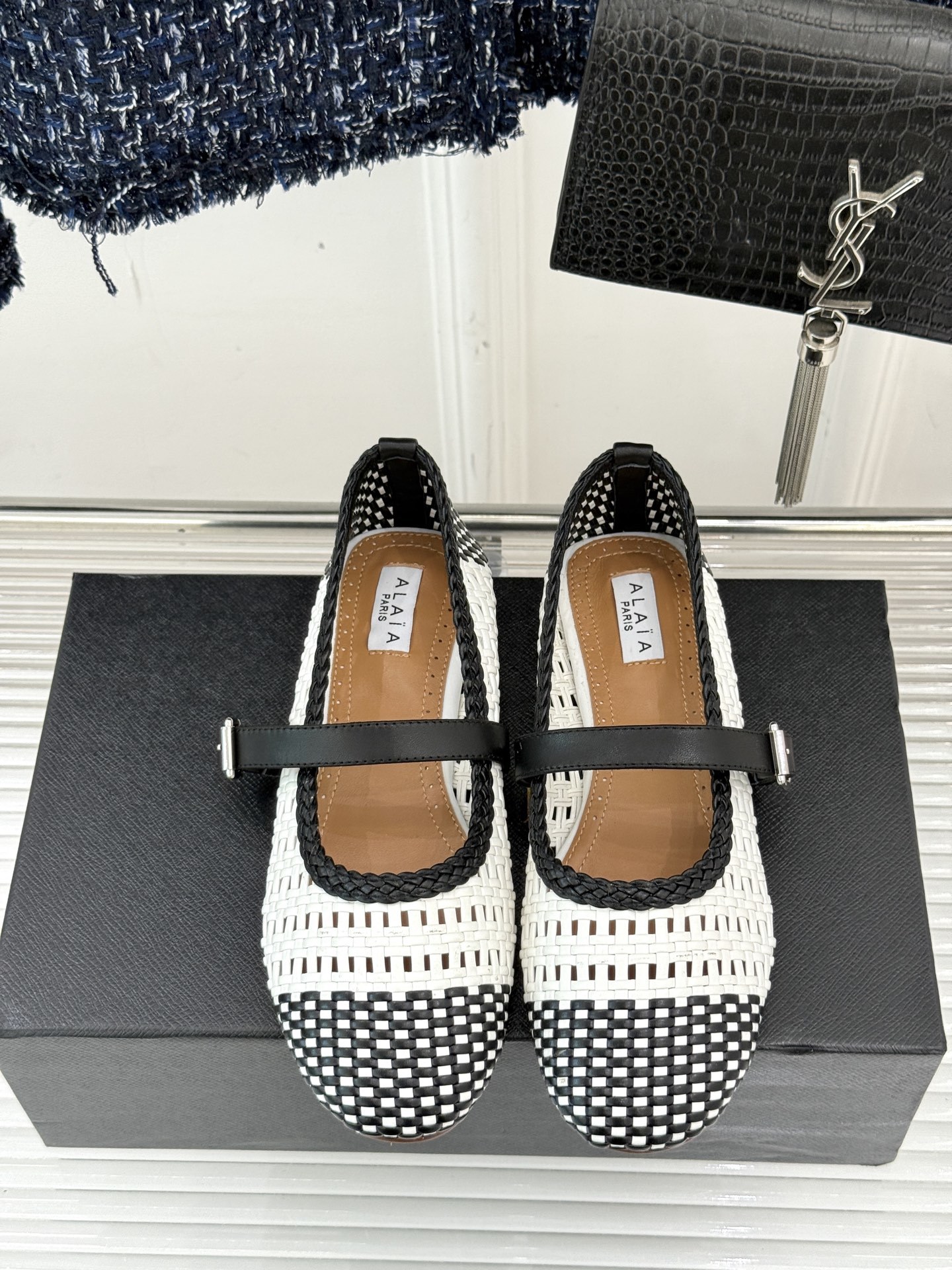 ALAIA|阿莱亚经典镂空编织玛丽珍鞋
每一处细节都彰显着法式精致。
独特的镂空编织工艺 似有若无地展