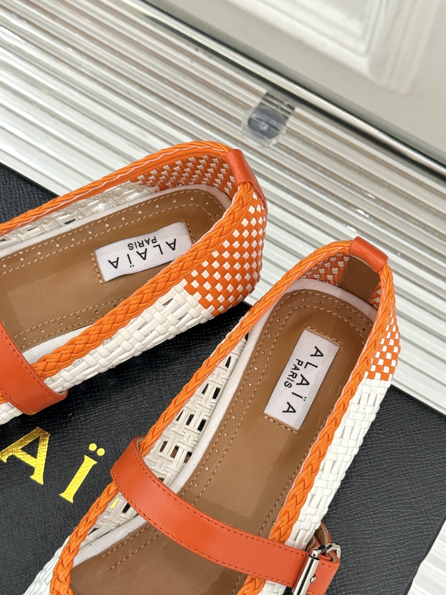 
ALAIA｜阿莱亚经典镂空编织玛丽珍鞋
每一处细节都彰显着法式精致。
独特的镂空编织工艺 似有若无地展