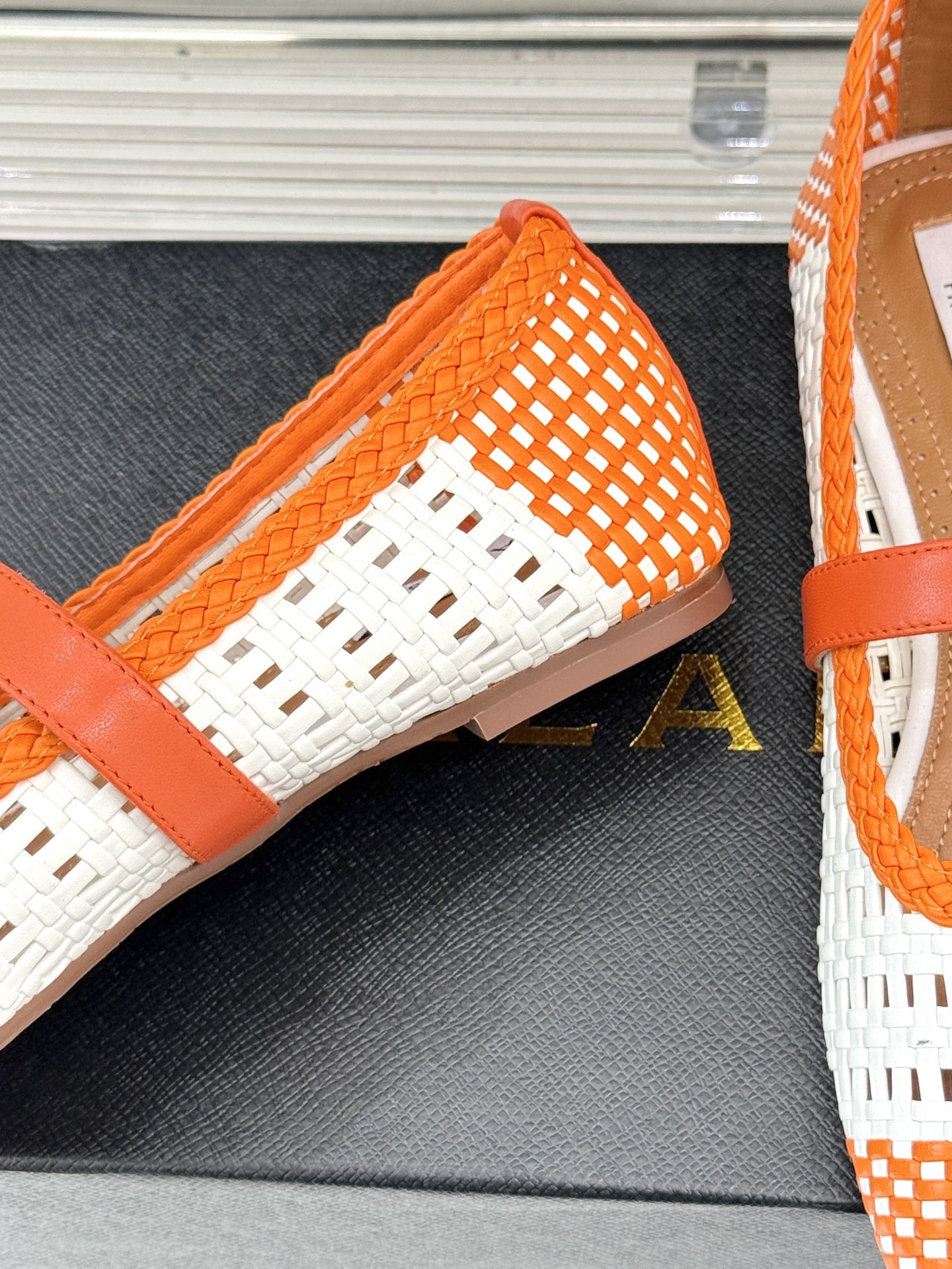 
ALAIA｜阿莱亚经典镂空编织玛丽珍鞋
每一处细节都彰显着法式精致。
独特的镂空编织工艺 似有若无地展