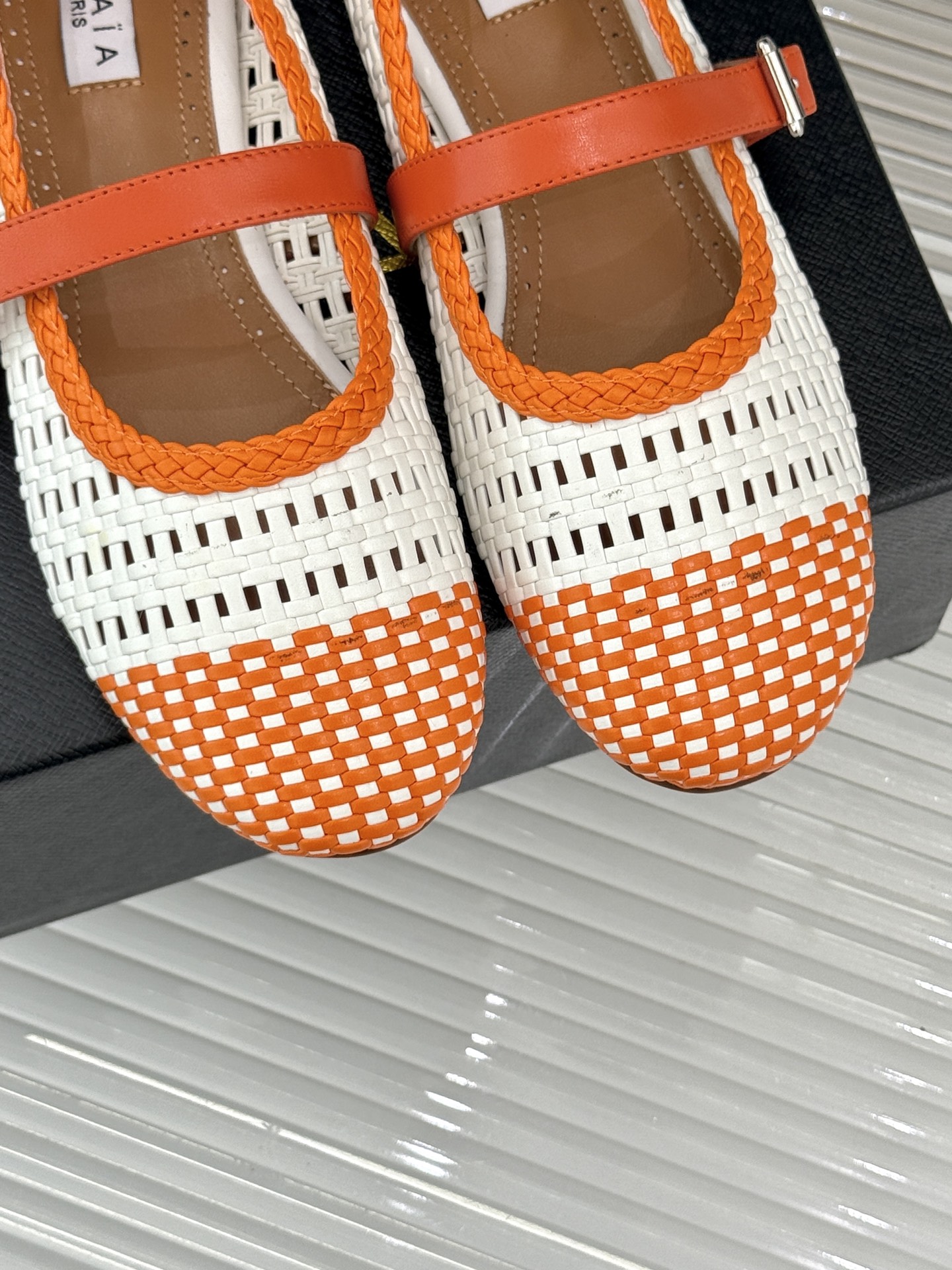 
ALAIA｜阿莱亚经典镂空编织玛丽珍鞋
每一处细节都彰显着法式精致。
独特的镂空编织工艺 似有若无地展