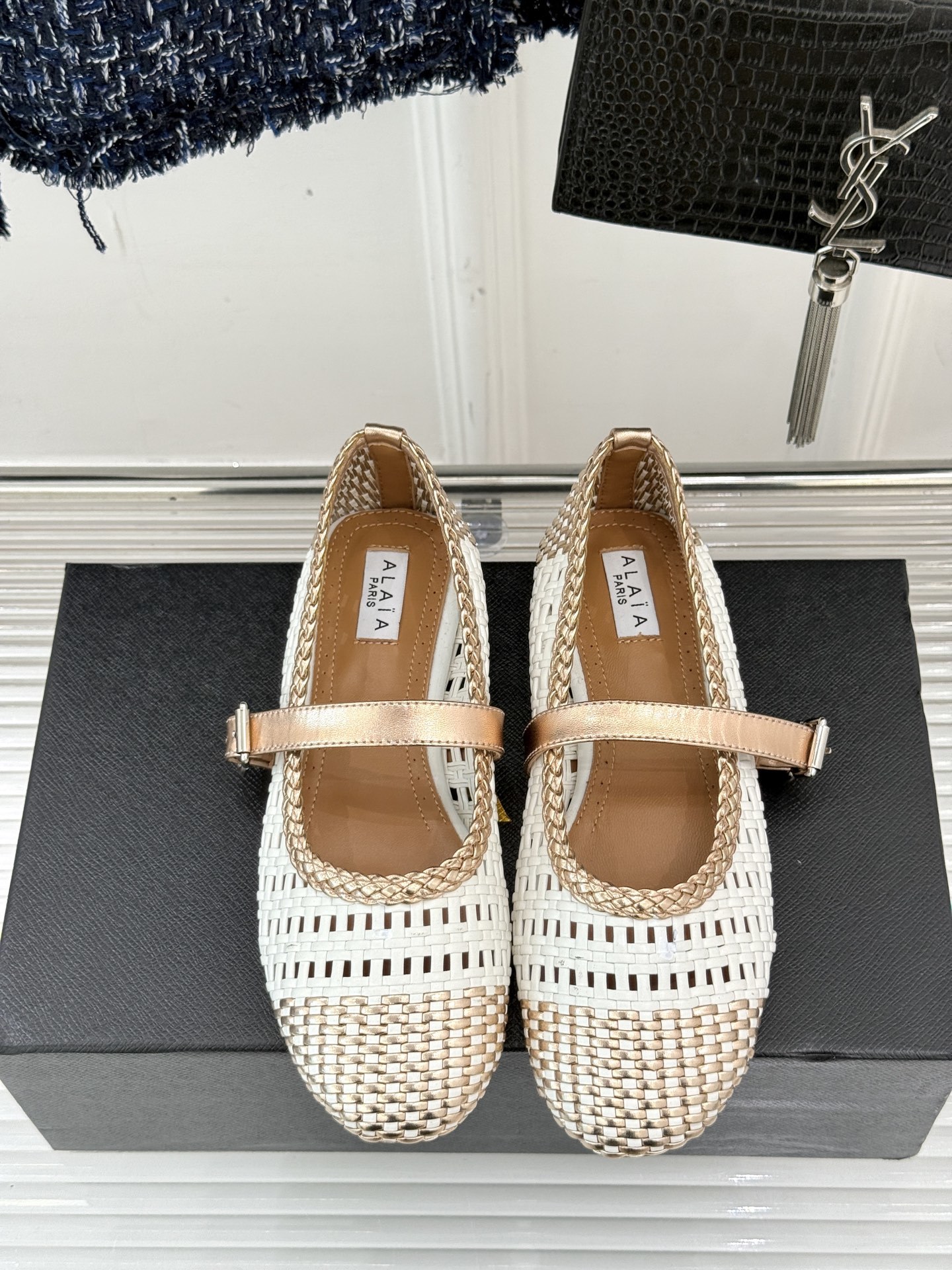 ALAIA|阿莱亚经典镂空编织玛丽珍鞋
每一处细节都彰显着法式精致。
独特的镂空编织工艺 似有若无地展