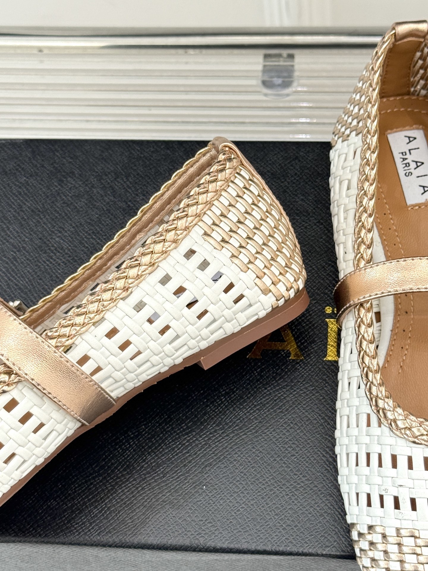 ALAIA|阿莱亚经典镂空编织玛丽珍鞋
每一处细节都彰显着法式精致。
独特的镂空编织工艺 似有若无地展