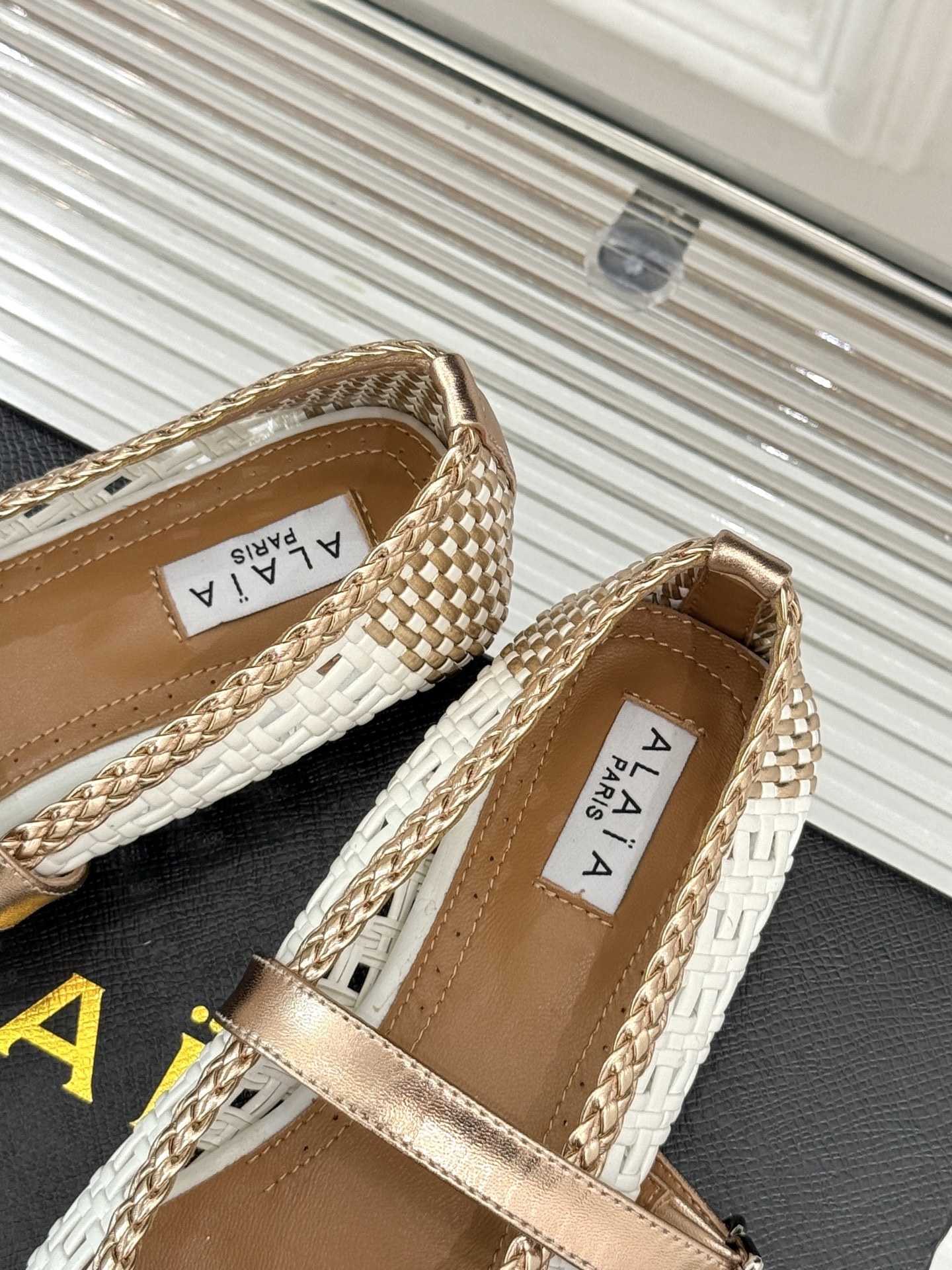 ALAIA|阿莱亚经典镂空编织玛丽珍鞋
每一处细节都彰显着法式精致。
独特的镂空编织工艺 似有若无地展