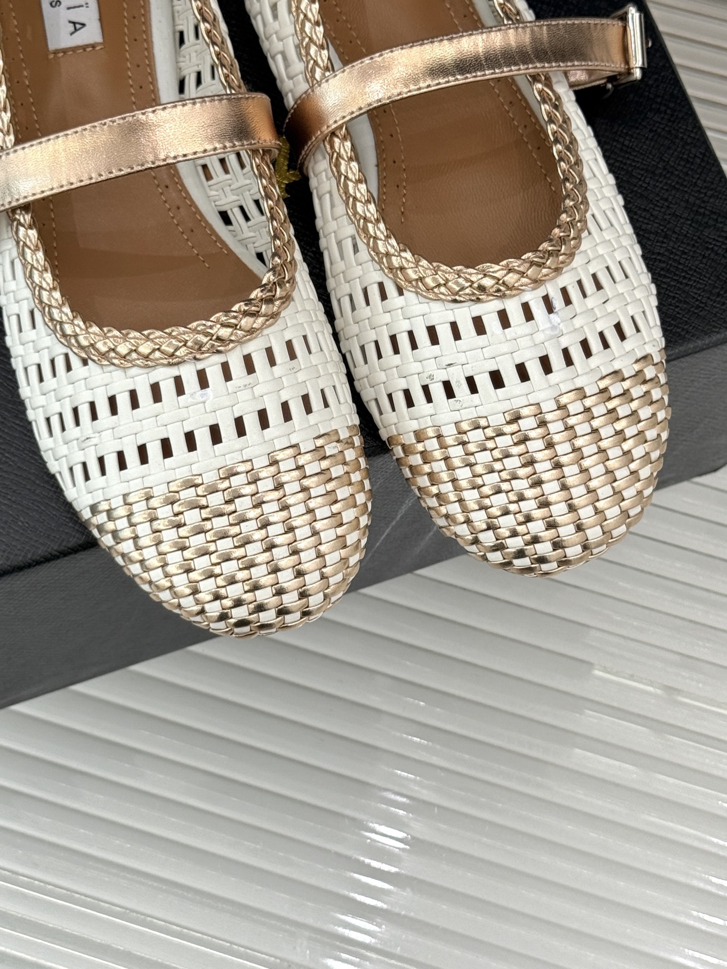 ALAIA|阿莱亚经典镂空编织玛丽珍鞋
每一处细节都彰显着法式精致。
独特的镂空编织工艺 似有若无地展