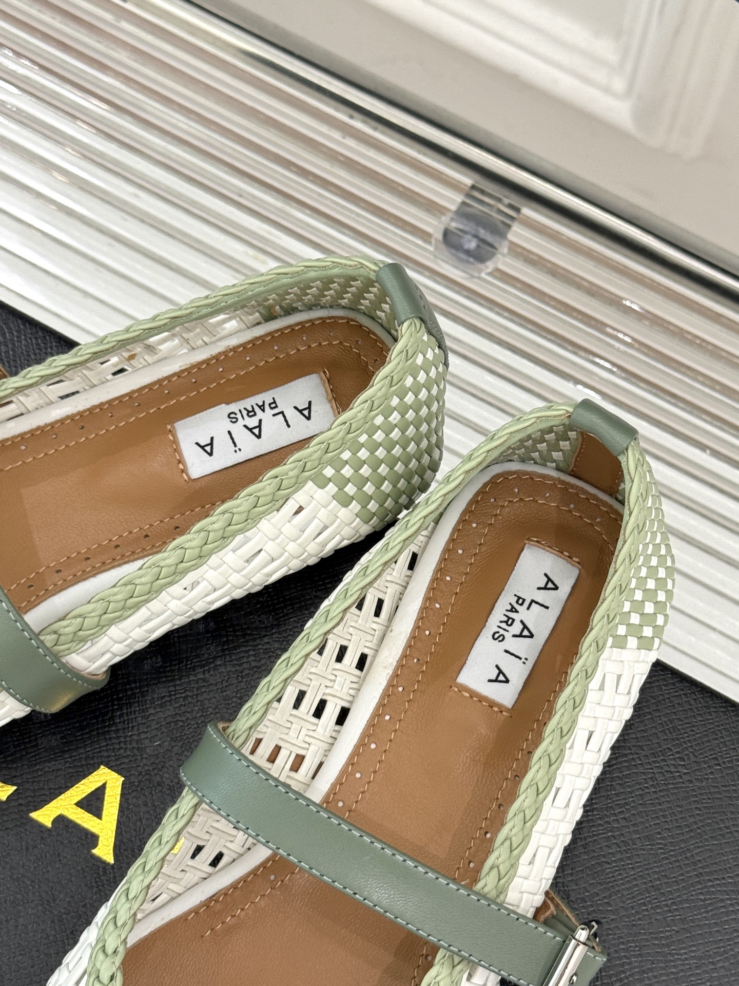 
ALAIA｜阿莱亚经典镂空编织玛丽珍鞋
每一处细节都彰显着法式精致。
独特的镂空编织工艺 似有若无地展