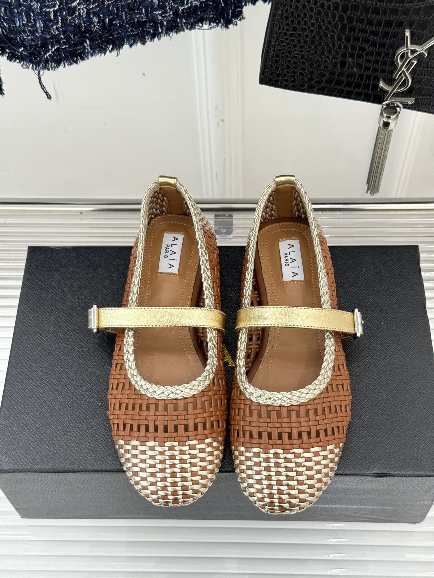 ALAIA|阿莱亚经典镂空编织玛丽珍鞋
每一处细节都彰显着法式精致。
独特的镂空编织工艺 似有若无地展