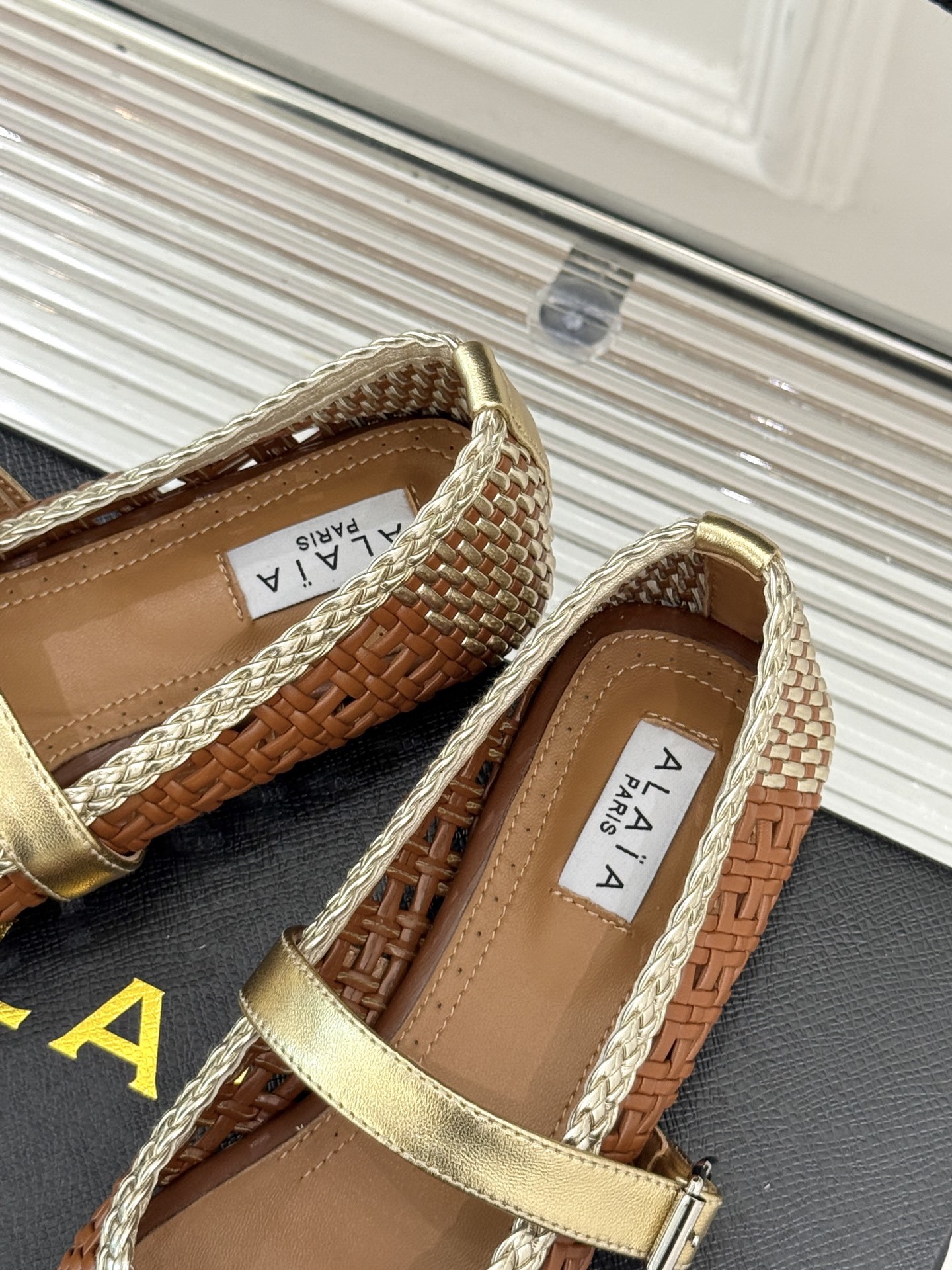 ALAIA|阿莱亚经典镂空编织玛丽珍鞋
每一处细节都彰显着法式精致。
独特的镂空编织工艺 似有若无地展