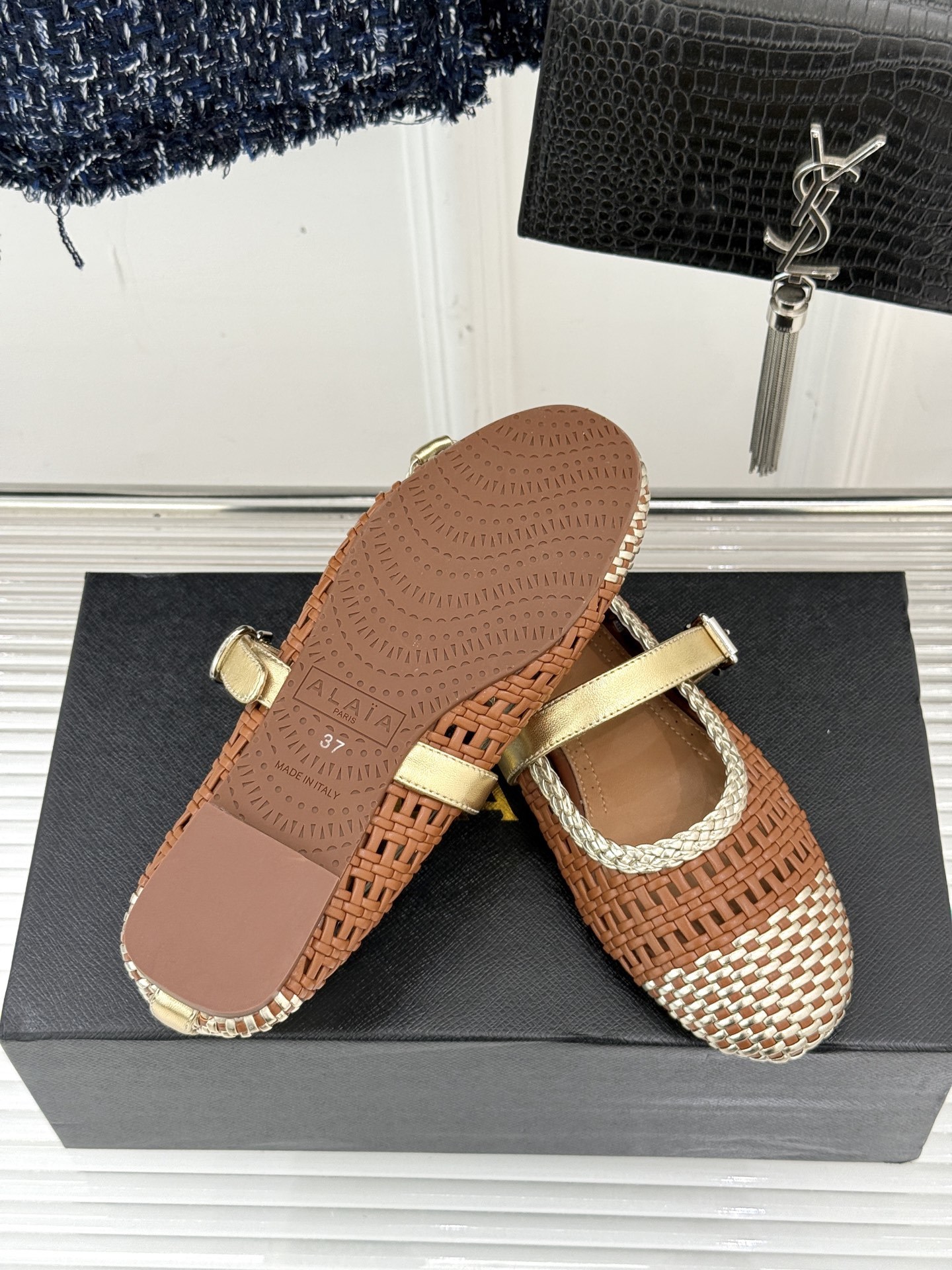 ALAIA|阿莱亚经典镂空编织玛丽珍鞋
每一处细节都彰显着法式精致。
独特的镂空编织工艺 似有若无地展