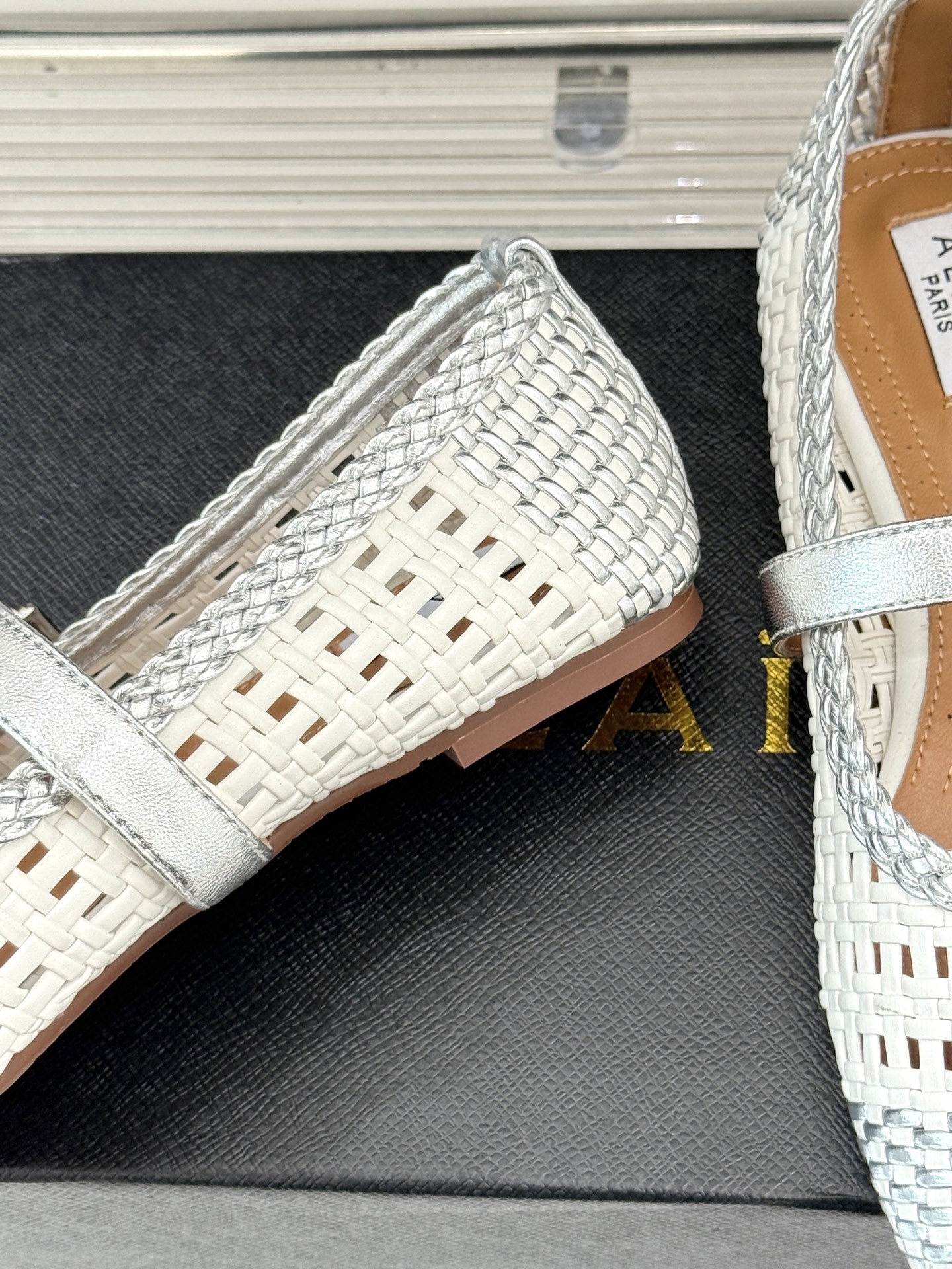 ALAIA|阿莱亚经典镂空编织玛丽珍鞋
每一处细节都彰显着法式精致。
独特的镂空编织工艺 似有若无地展