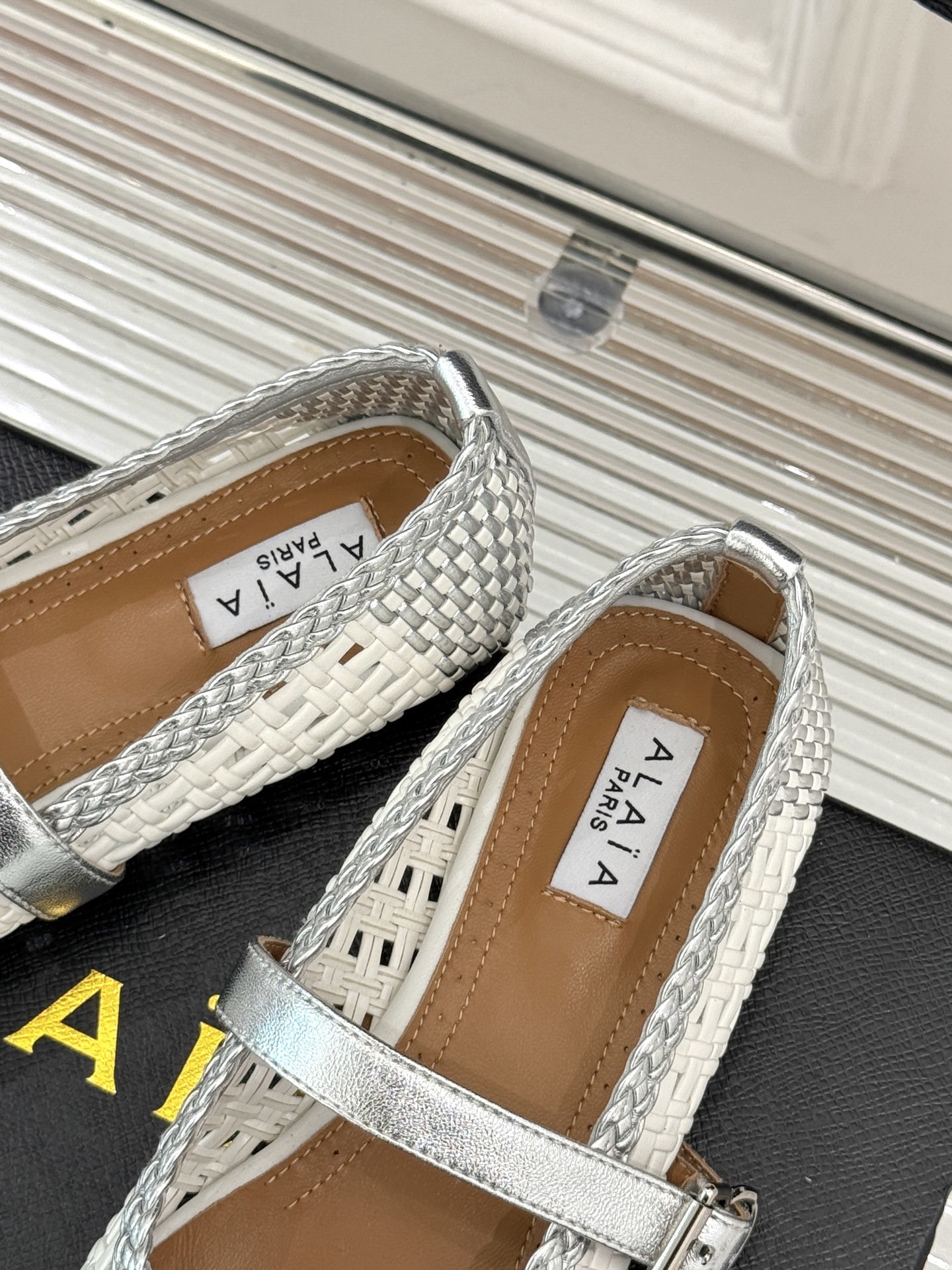 ALAIA|阿莱亚经典镂空编织玛丽珍鞋
每一处细节都彰显着法式精致。
独特的镂空编织工艺 似有若无地展