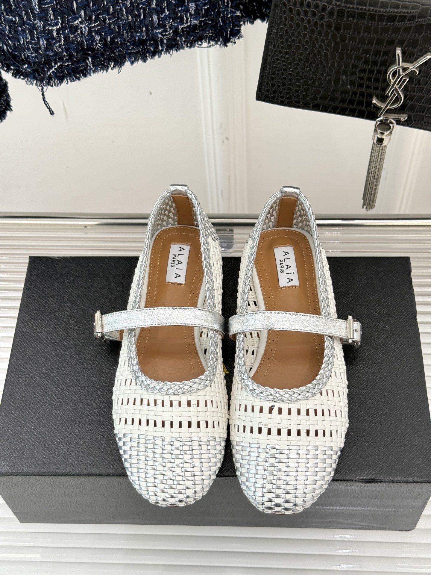 ALAIA|阿莱亚经典镂空编织玛丽珍鞋
每一处细节都彰显着法式精致。
独特的镂空编织工艺 似有若无地展