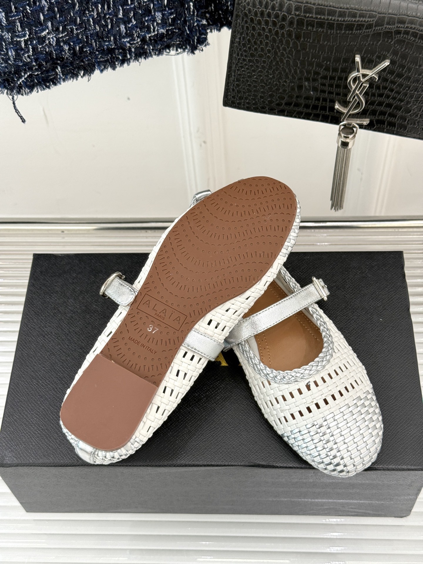 ALAIA|阿莱亚经典镂空编织玛丽珍鞋
每一处细节都彰显着法式精致。
独特的镂空编织工艺 似有若无地展