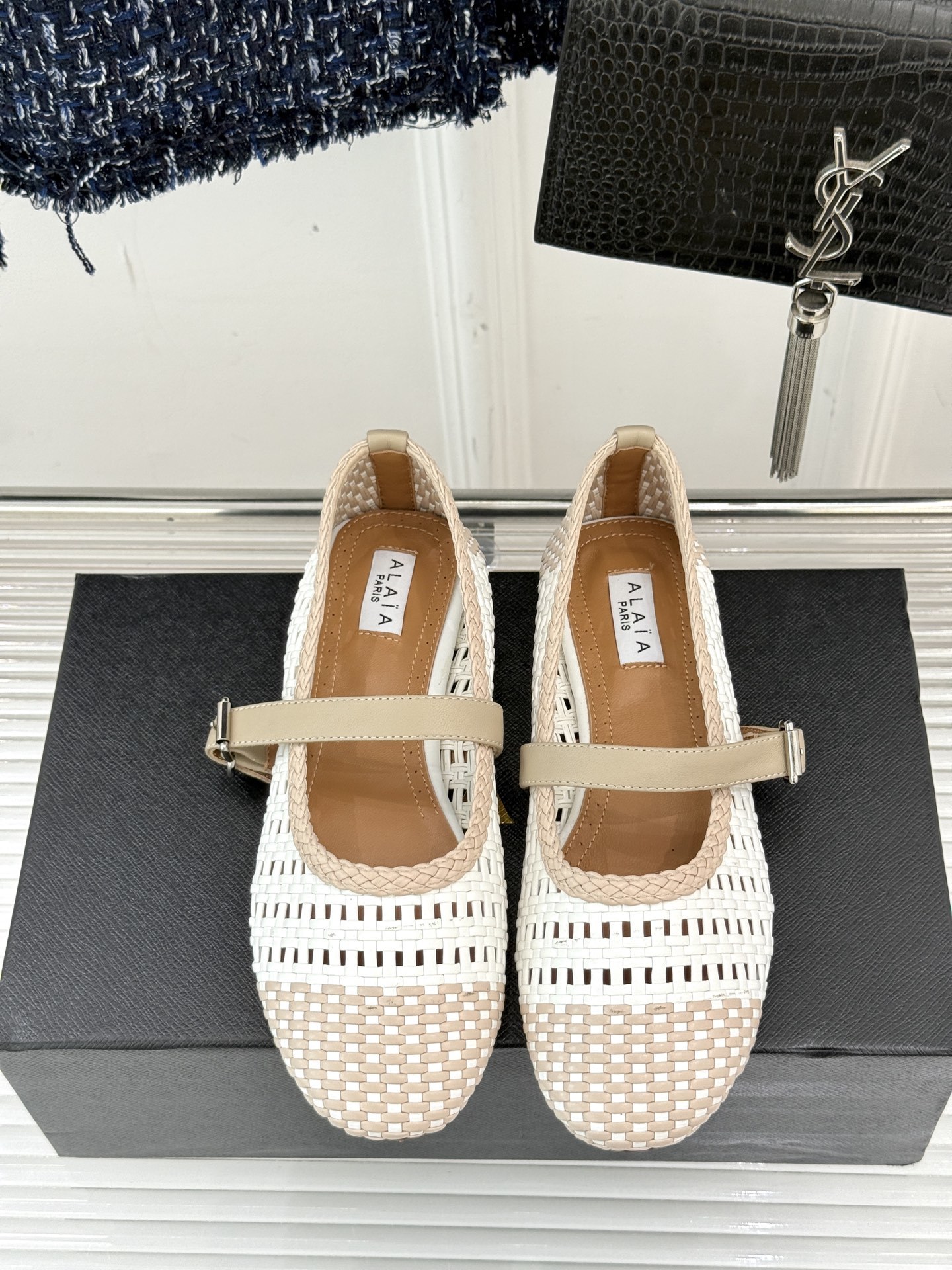 ALAIA|阿莱亚经典镂空编织玛丽珍鞋
每一处细节都彰显着法式精致。
独特的镂空编织工艺 似有若无地展
