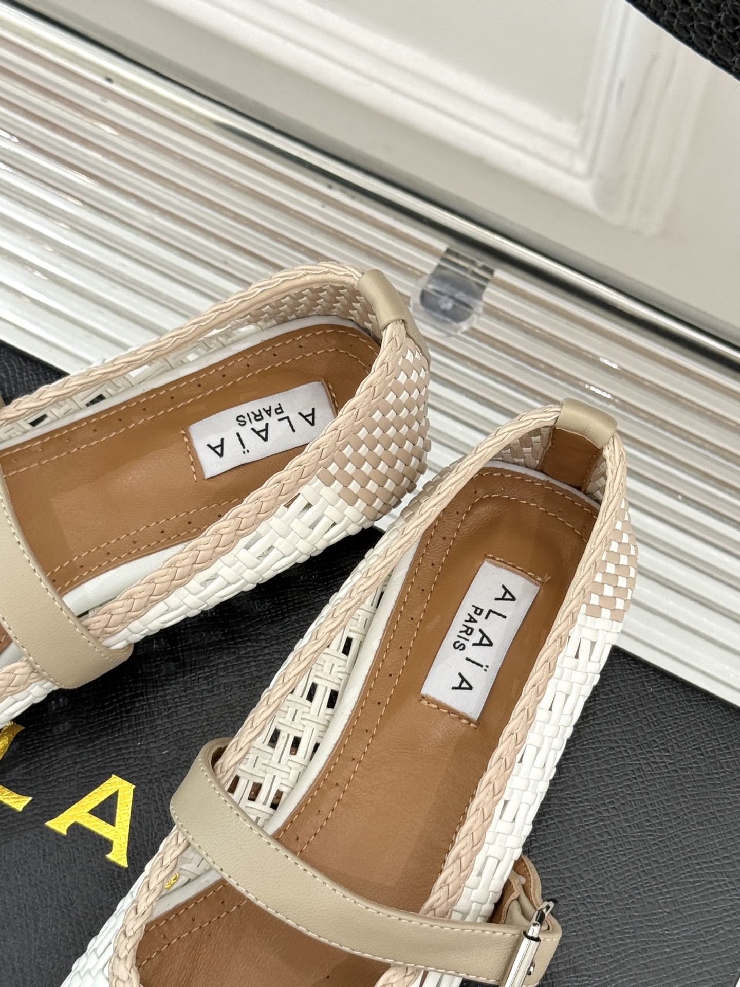 ALAIA|阿莱亚经典镂空编织玛丽珍鞋
每一处细节都彰显着法式精致。
独特的镂空编织工艺 似有若无地展