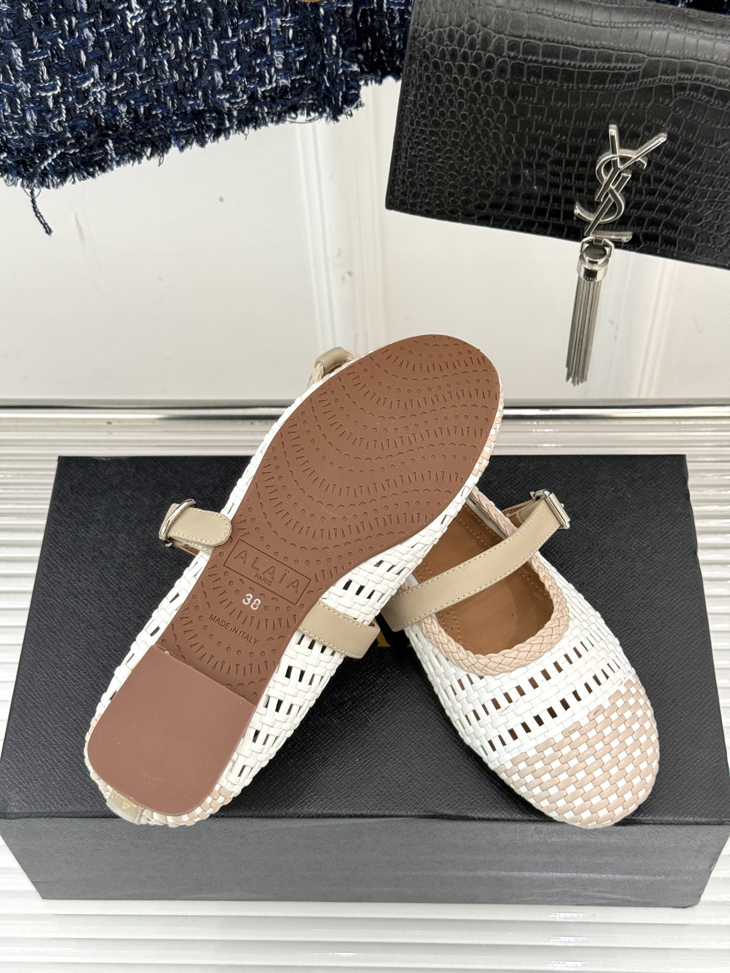 ALAIA|阿莱亚经典镂空编织玛丽珍鞋
每一处细节都彰显着法式精致。
独特的镂空编织工艺 似有若无地展