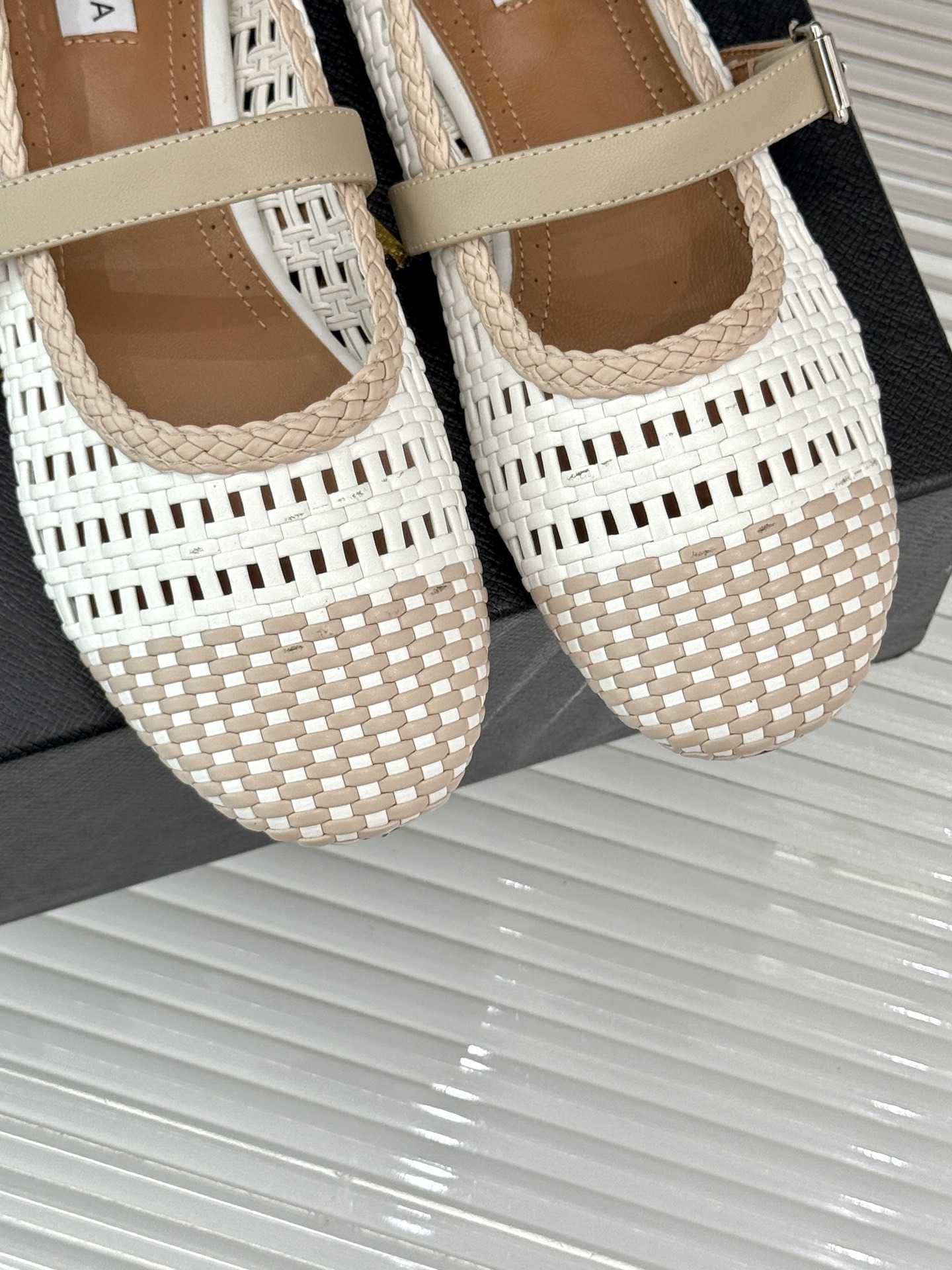 ALAIA|阿莱亚经典镂空编织玛丽珍鞋
每一处细节都彰显着法式精致。
独特的镂空编织工艺 似有若无地展