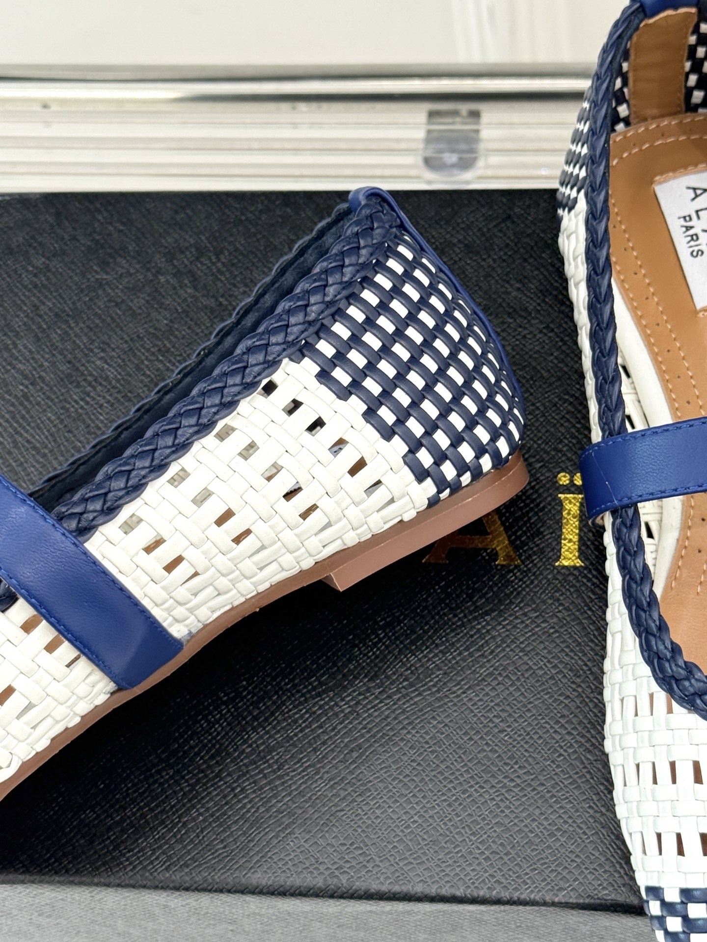 ALAIA|阿莱亚经典镂空编织玛丽珍鞋
每一处细节都彰显着法式精致。
独特的镂空编织工艺 似有若无地展