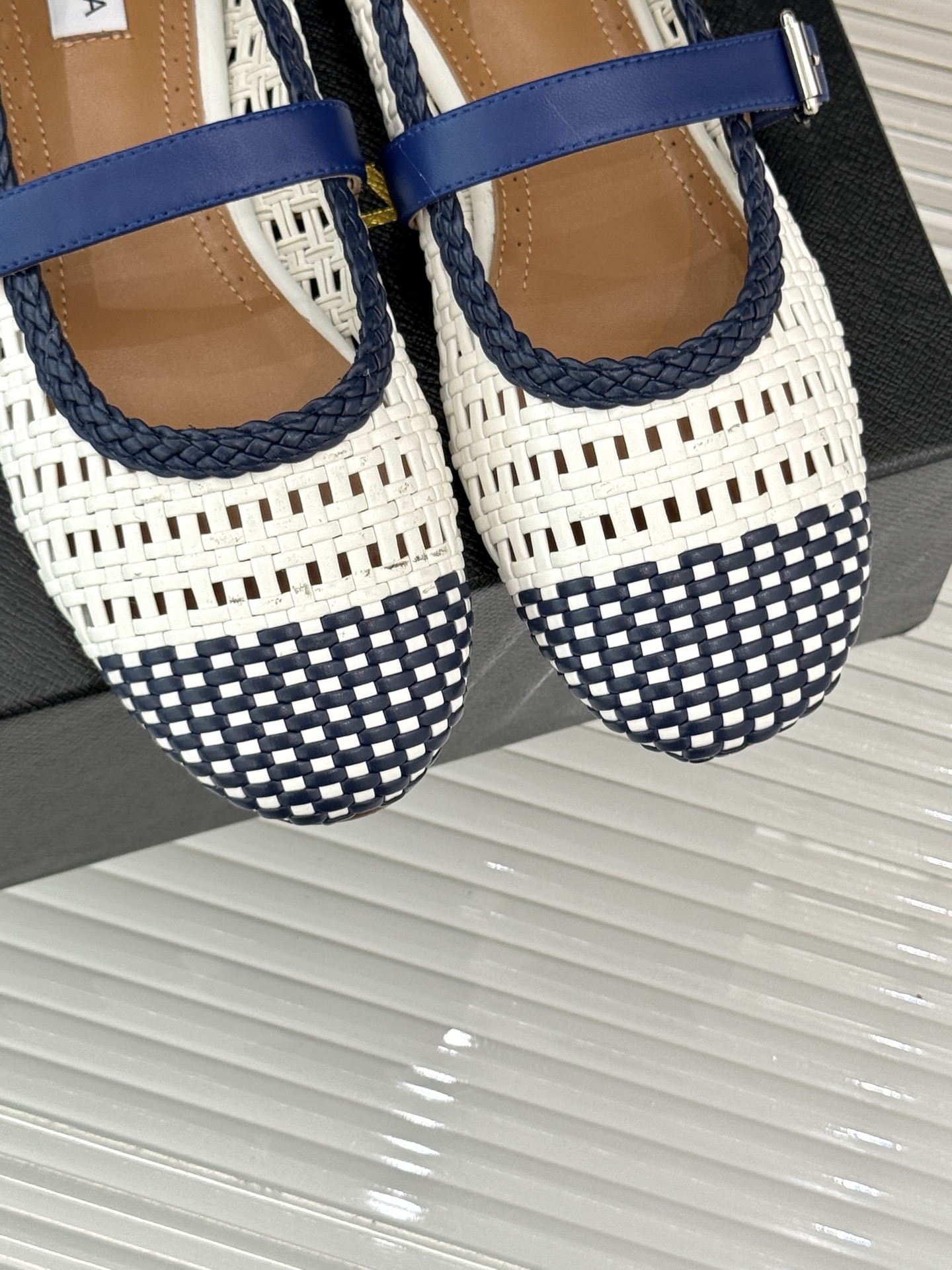 ALAIA|阿莱亚经典镂空编织玛丽珍鞋
每一处细节都彰显着法式精致。
独特的镂空编织工艺 似有若无地展
