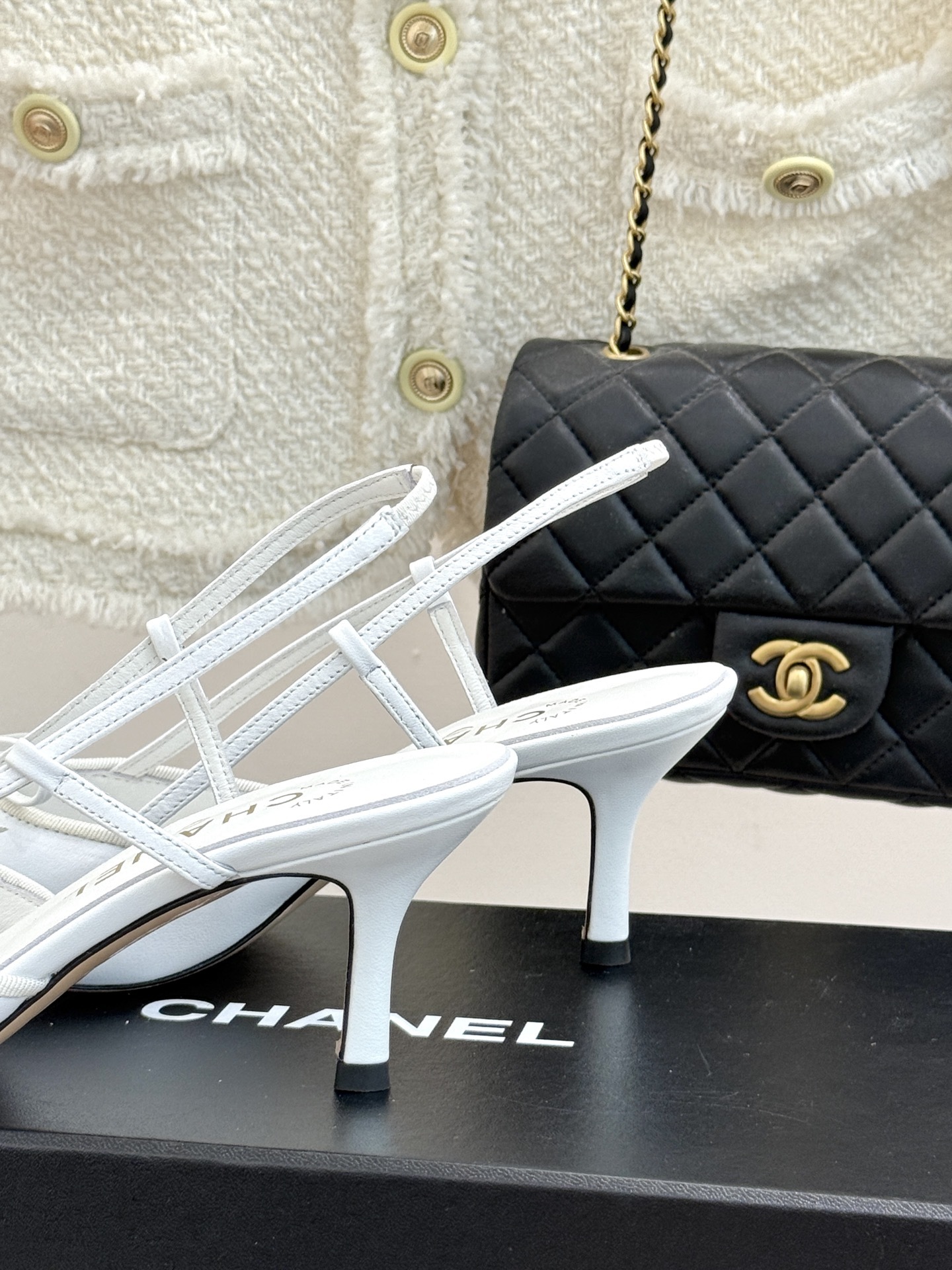 CHANE*|小香Vintage中古蝴蝶结尖头后空高跟凉鞋✨
每个时髦精的鞋柜里必备的经典中古高跟鞋👠