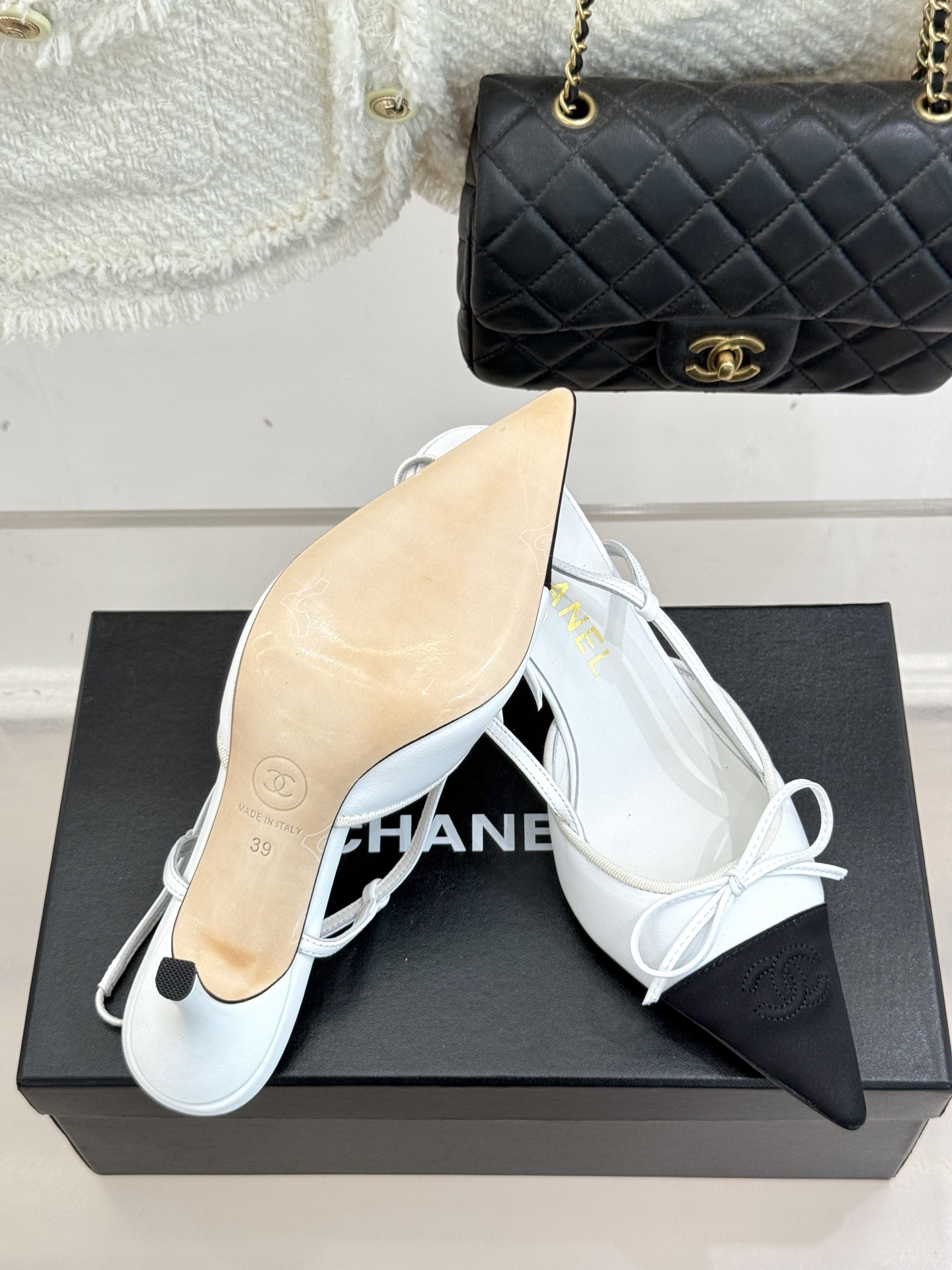 CHANE*|小香Vintage中古蝴蝶结尖头后空高跟凉鞋✨
每个时髦精的鞋柜里必备的经典中古高跟鞋👠