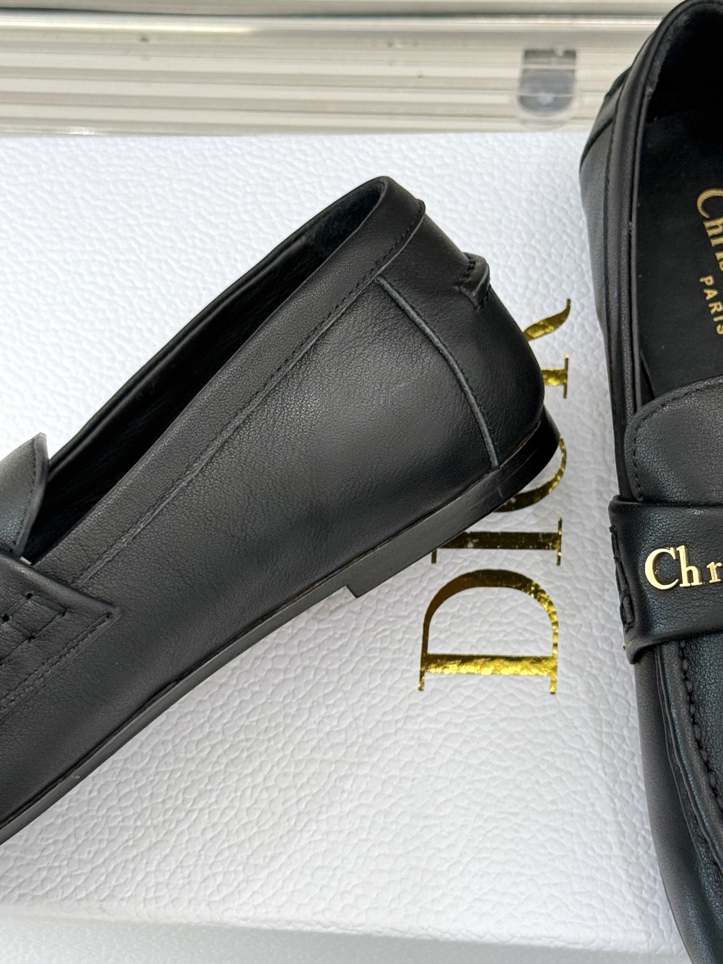 
Dior/迪奥25WF字母复古乐福鞋
凭借独特魅力成为永恒经典。
兼具复古韵味与时尚格调的鞋履。
鞋身