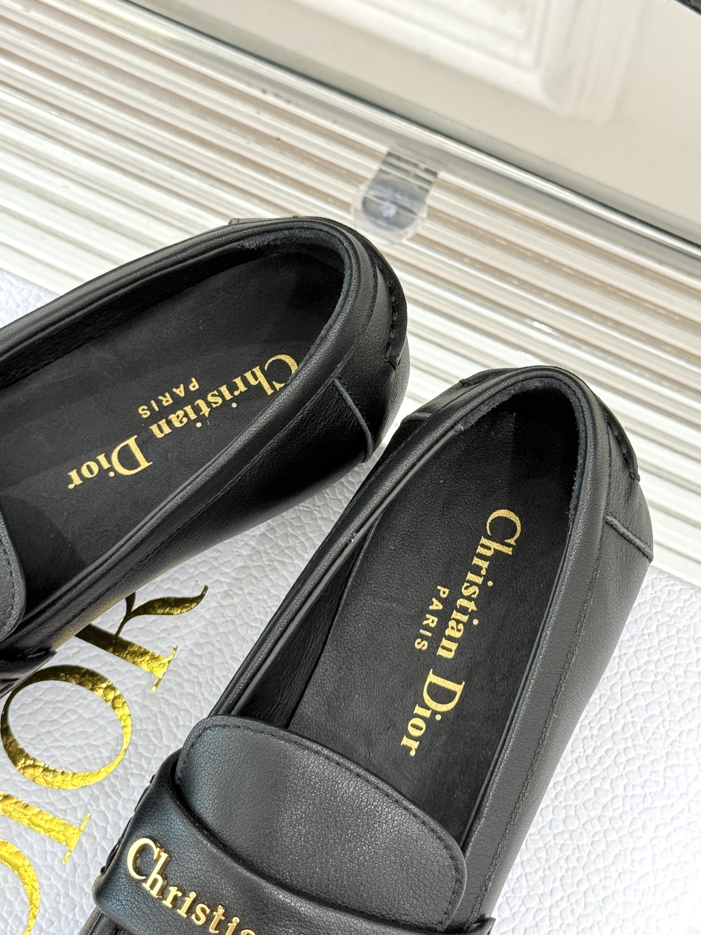 
Dior/迪奥25WF字母复古乐福鞋
凭借独特魅力成为永恒经典。
兼具复古韵味与时尚格调的鞋履。
鞋身