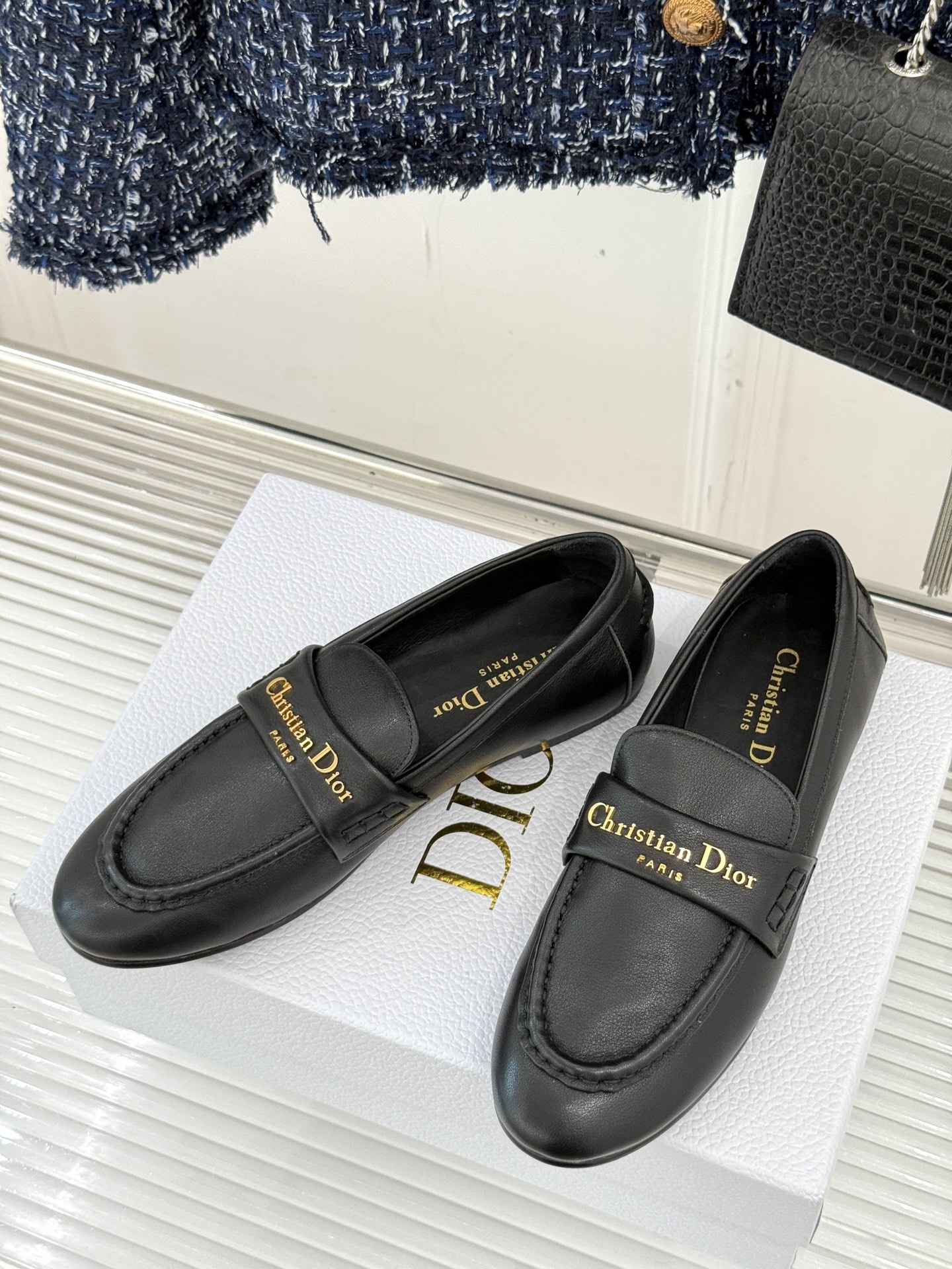 
Dior/迪奥25WF字母复古乐福鞋
凭借独特魅力成为永恒经典。
兼具复古韵味与时尚格调的鞋履。
鞋身