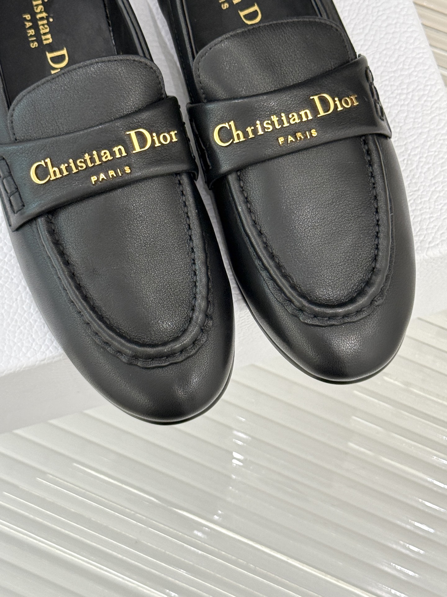 
Dior/迪奥25WF字母复古乐福鞋
凭借独特魅力成为永恒经典。
兼具复古韵味与时尚格调的鞋履。
鞋身