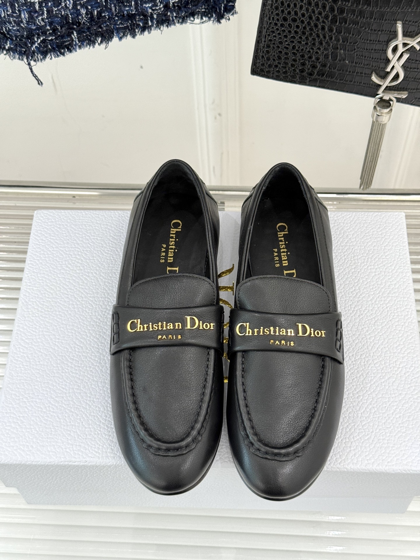 
Dior/迪奥25WF字母复古乐福鞋
凭借独特魅力成为永恒经典。
兼具复古韵味与时尚格调的鞋履。
鞋身