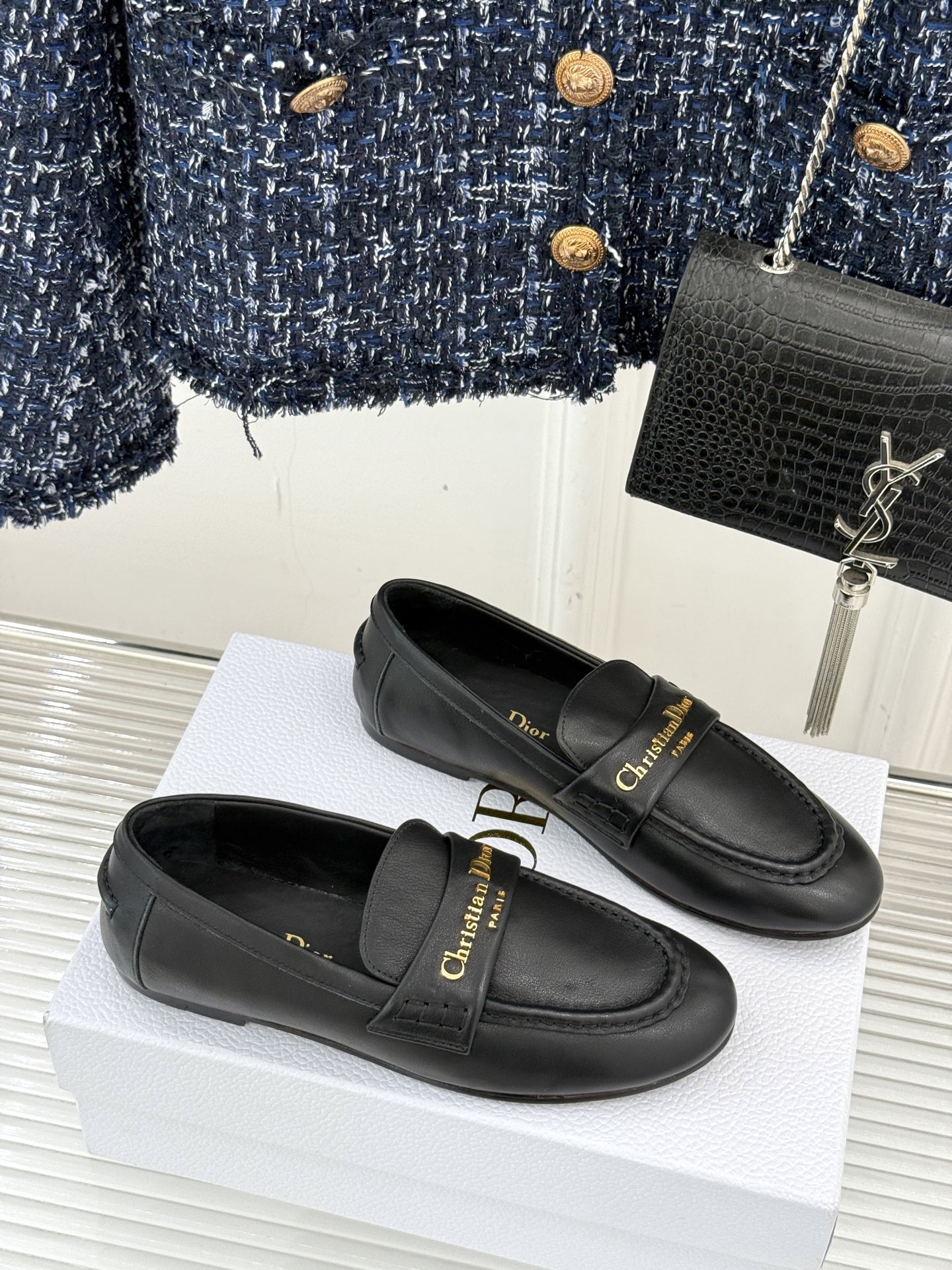 
Dior/迪奥25WF字母复古乐福鞋
凭借独特魅力成为永恒经典。
兼具复古韵味与时尚格调的鞋履。
鞋身