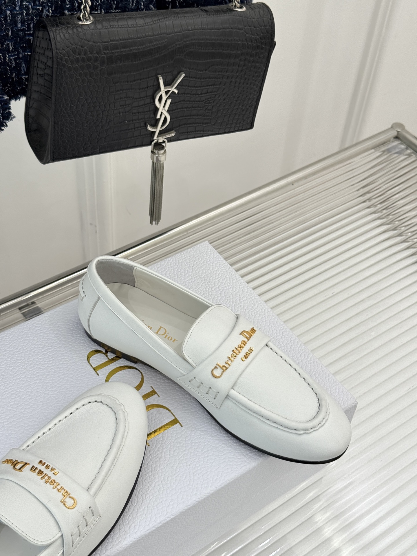 
Dior/迪奥25WF字母复古乐福鞋
凭借独特魅力成为永恒经典。
兼具复古韵味与时尚格调的鞋履。
鞋身