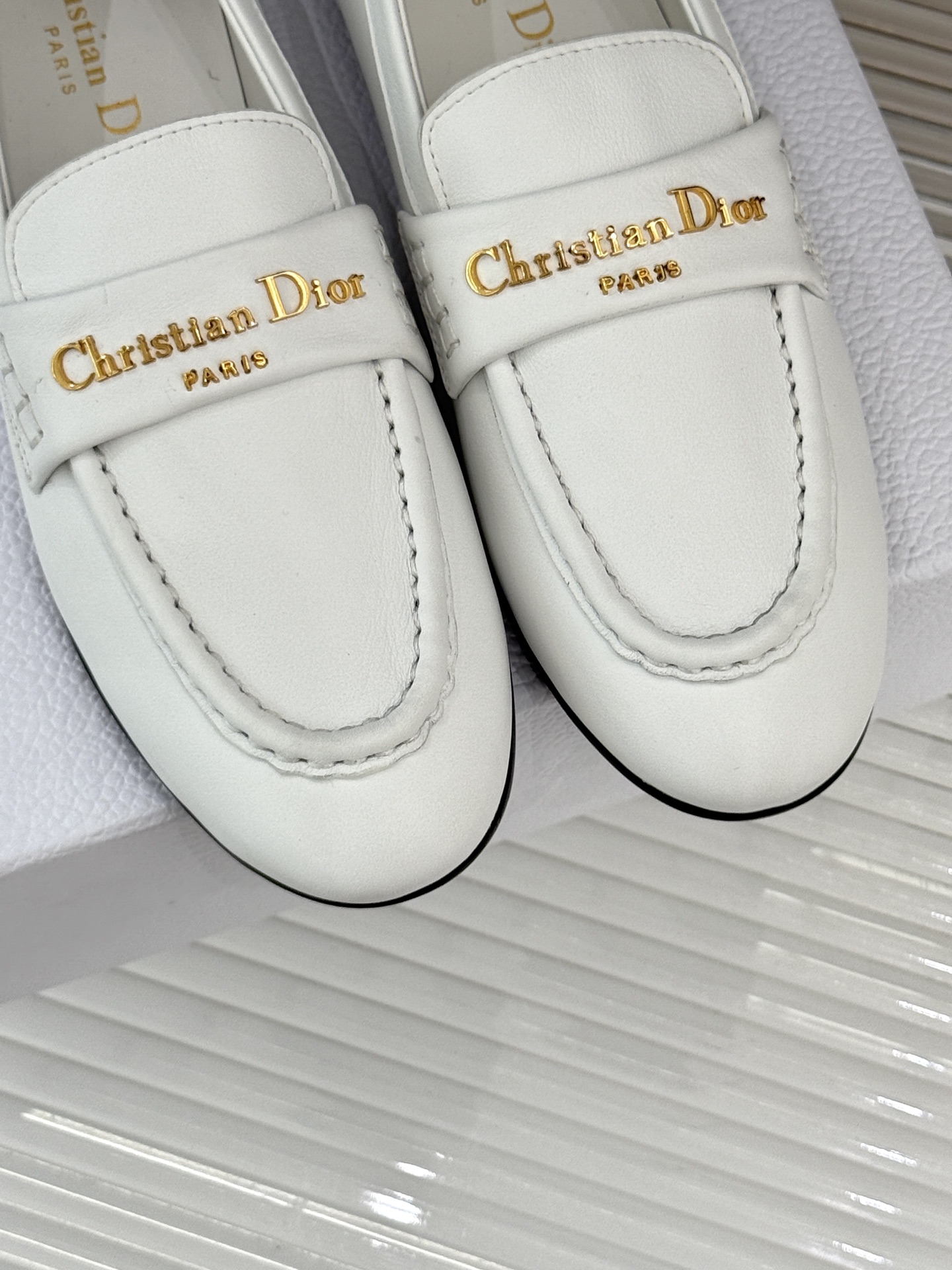 
Dior/迪奥25WF字母复古乐福鞋
凭借独特魅力成为永恒经典。
兼具复古韵味与时尚格调的鞋履。
鞋身