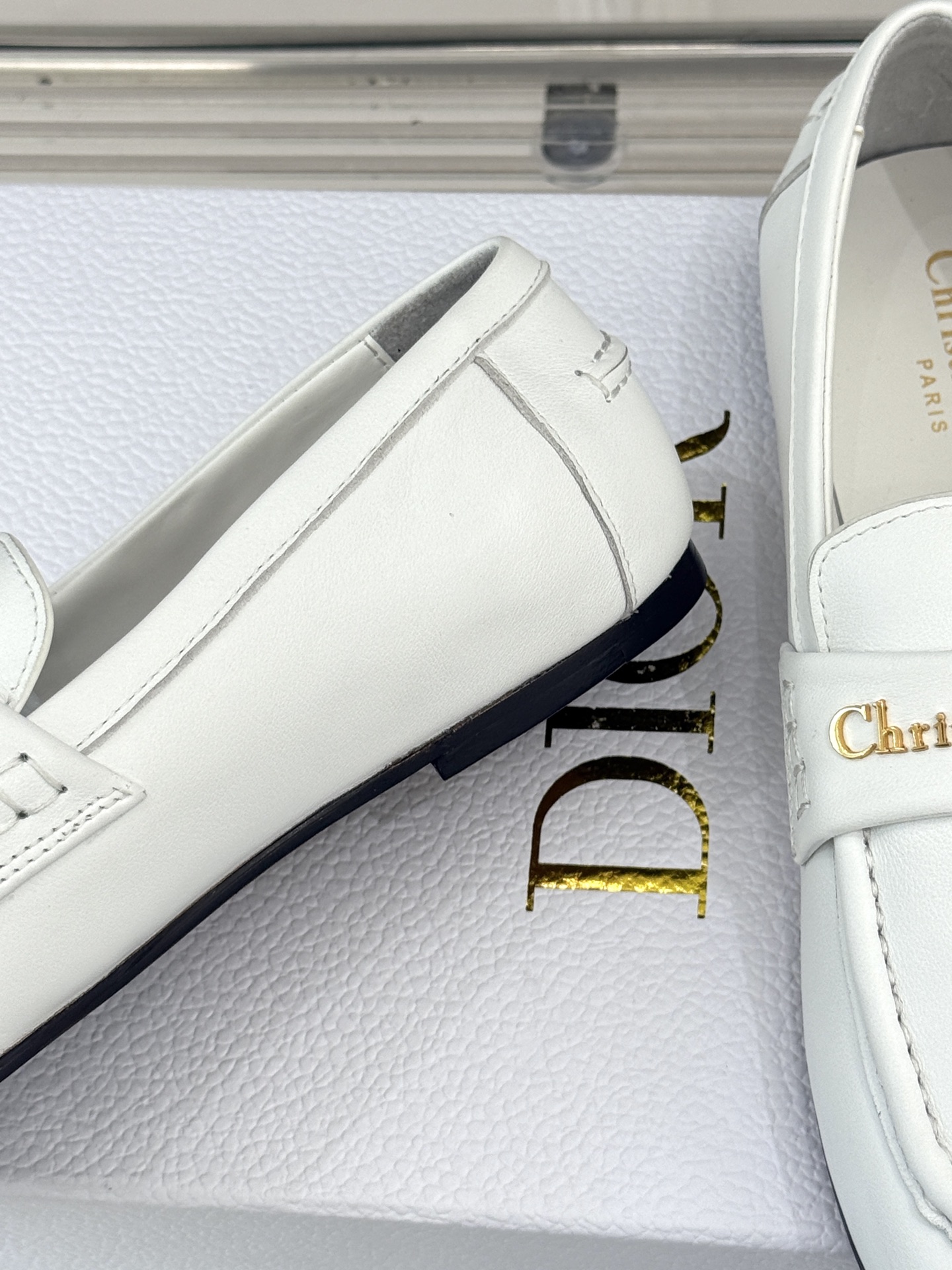 
Dior/迪奥25WF字母复古乐福鞋
凭借独特魅力成为永恒经典。
兼具复古韵味与时尚格调的鞋履。
鞋身