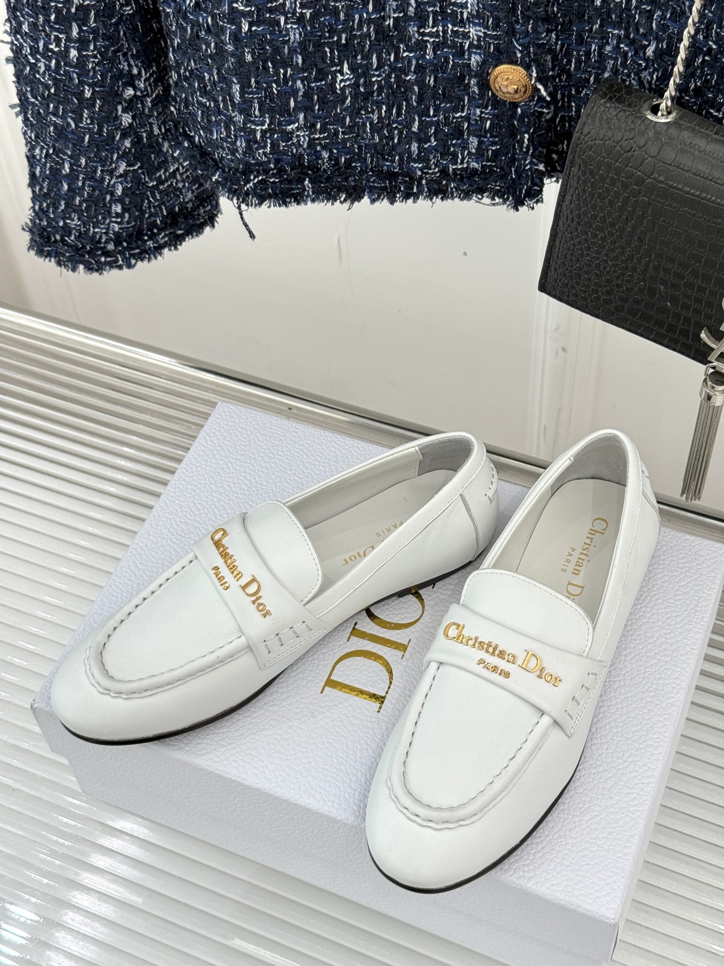 
Dior/迪奥25WF字母复古乐福鞋
凭借独特魅力成为永恒经典。
兼具复古韵味与时尚格调的鞋履。
鞋身