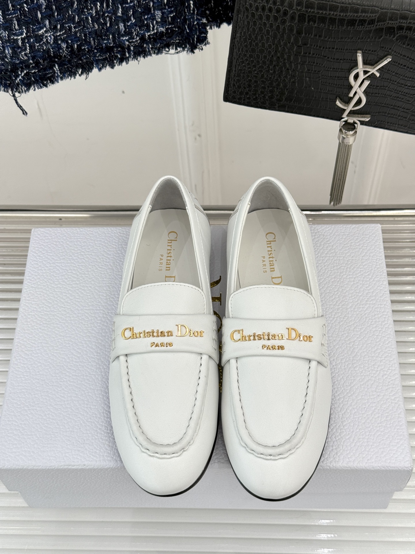 
Dior/迪奥25WF字母复古乐福鞋
凭借独特魅力成为永恒经典。
兼具复古韵味与时尚格调的鞋履。
鞋身